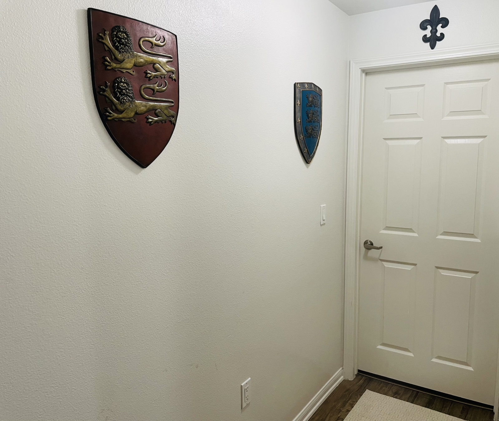 Der Flur führt zu dem mit Samtvorhängen bedeckten Zimmer. Das lila/blaugrüne Schlafzimmer befindet s ...