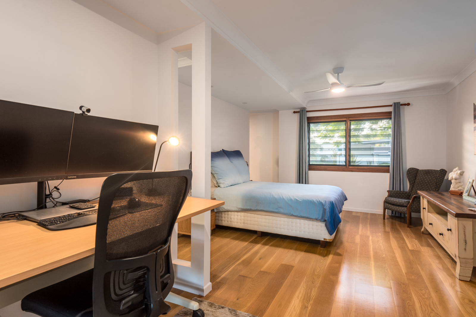 La chambre principale - une retraite paisible avec un lit queen-size confortable, une chaise de lect ...