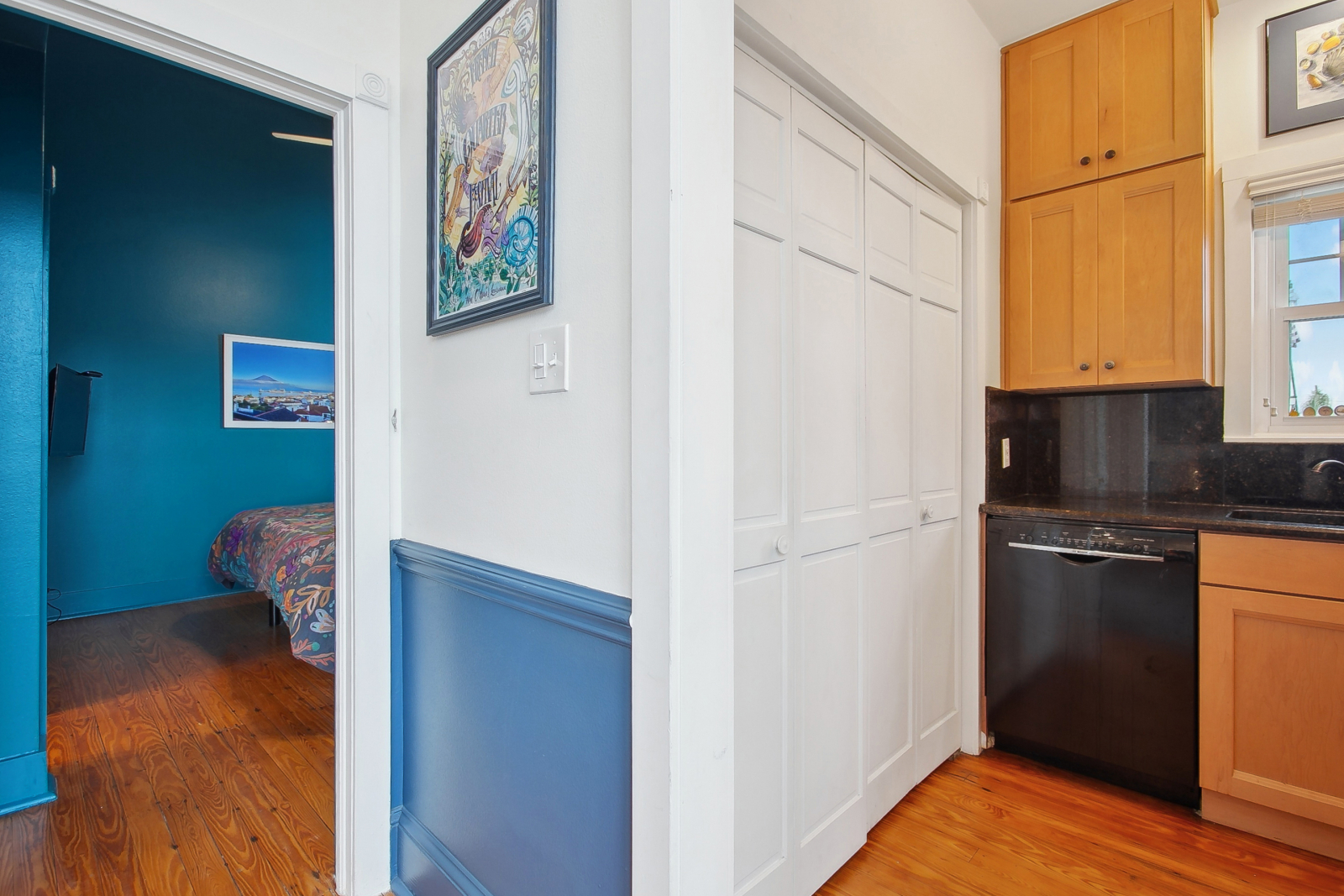 Armário na cozinha tem lavanderia.