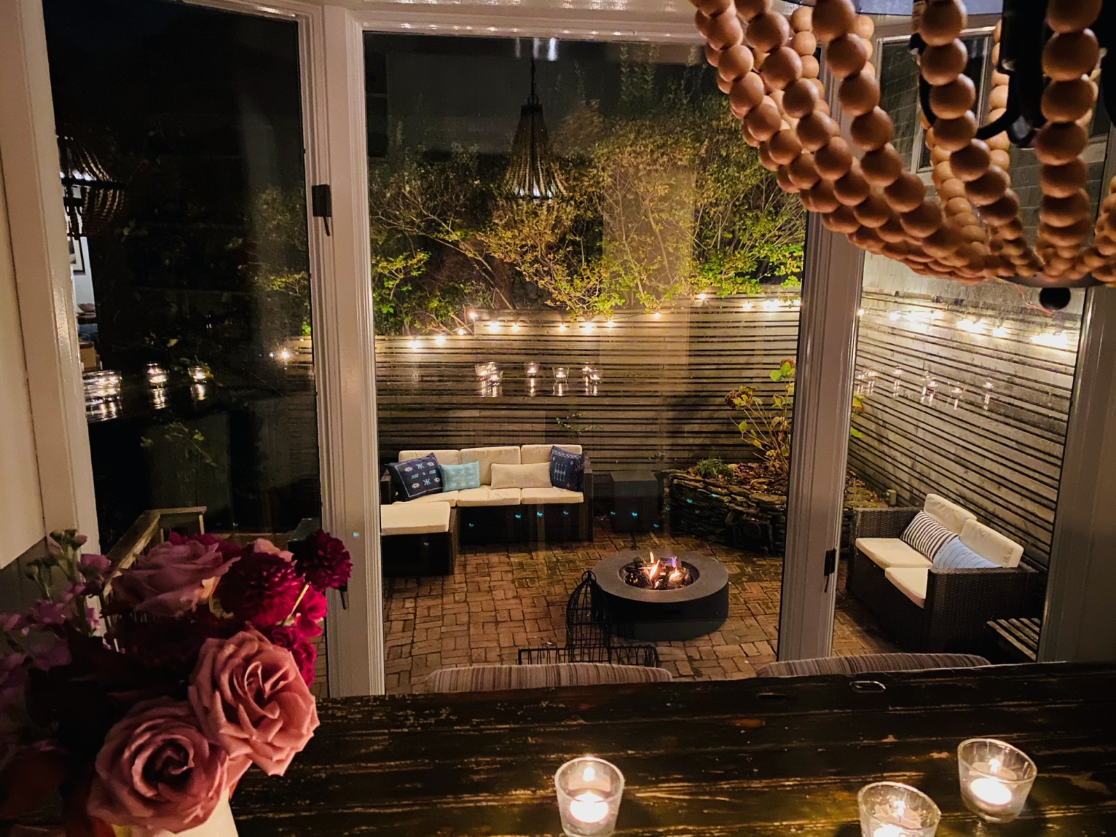 Vue sur le patio depuis la salle à manger