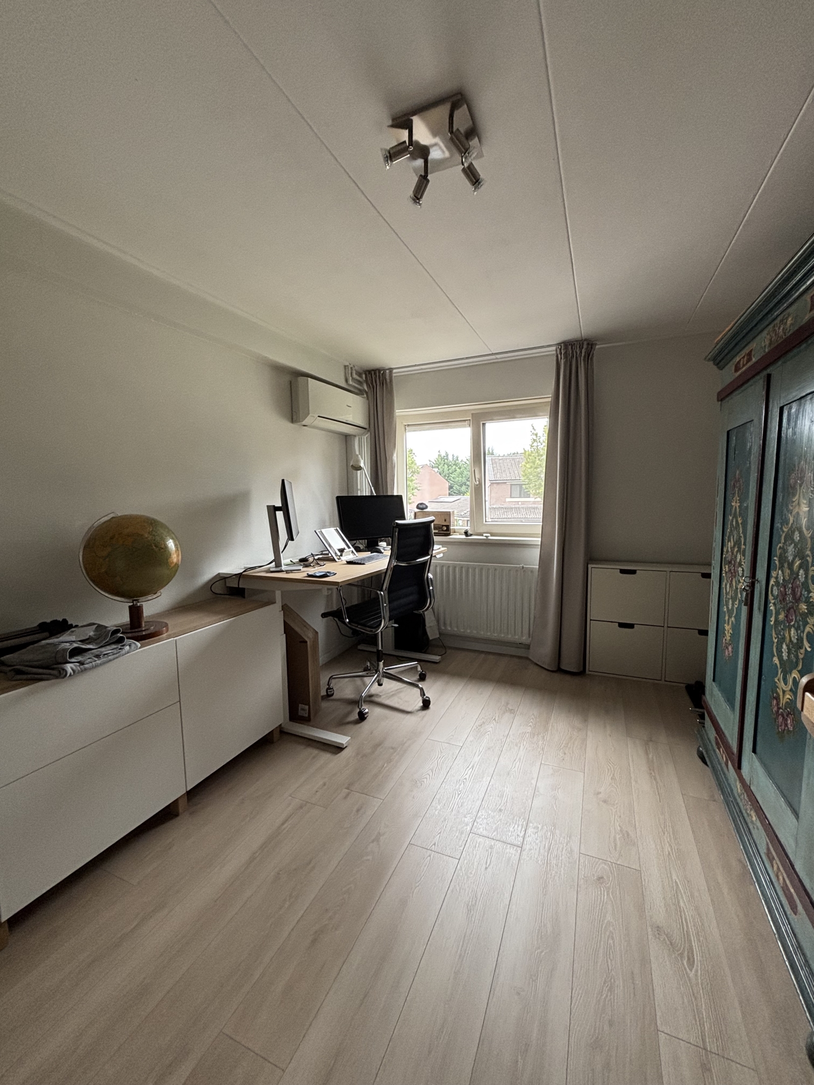 Working space with sit-stand desk and airconditioning