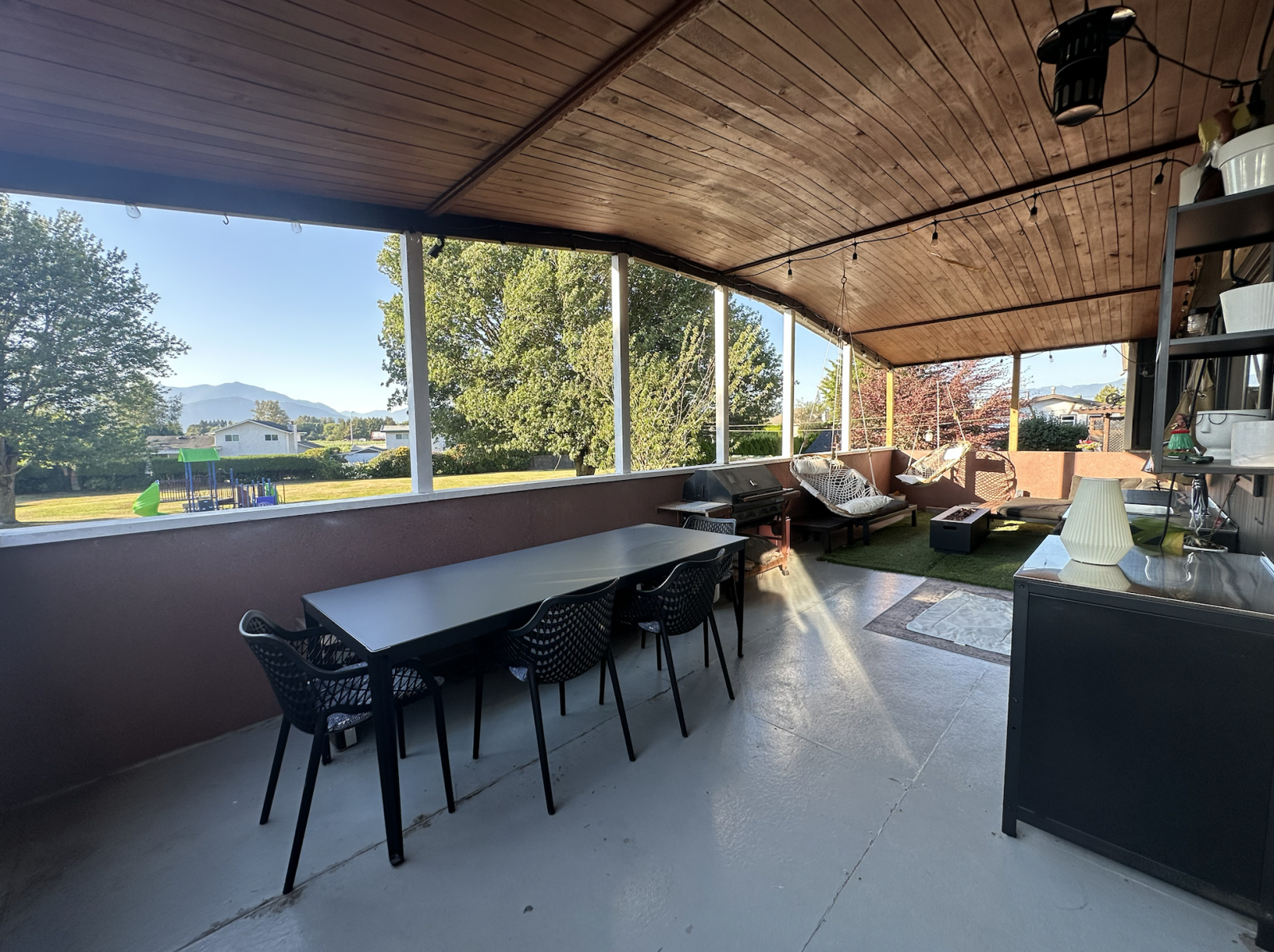 Un ampio patio coperto dove è possibile grigliare, rilassarsi o accoccolarsi accanto al fuoco.