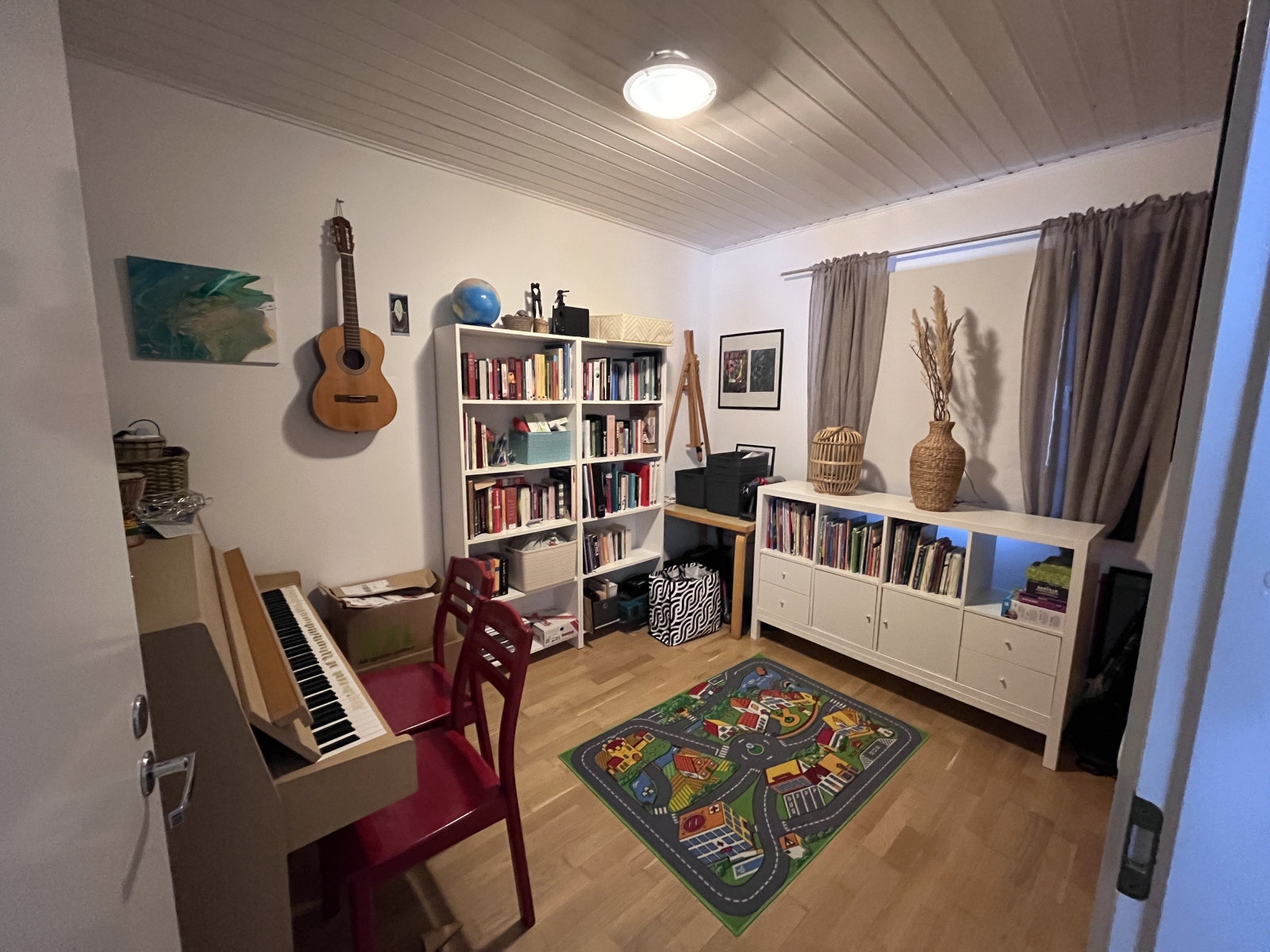 Una casa indipendente accanto alla natura e all'acqua, con ottimi collegamenti di trasporto."