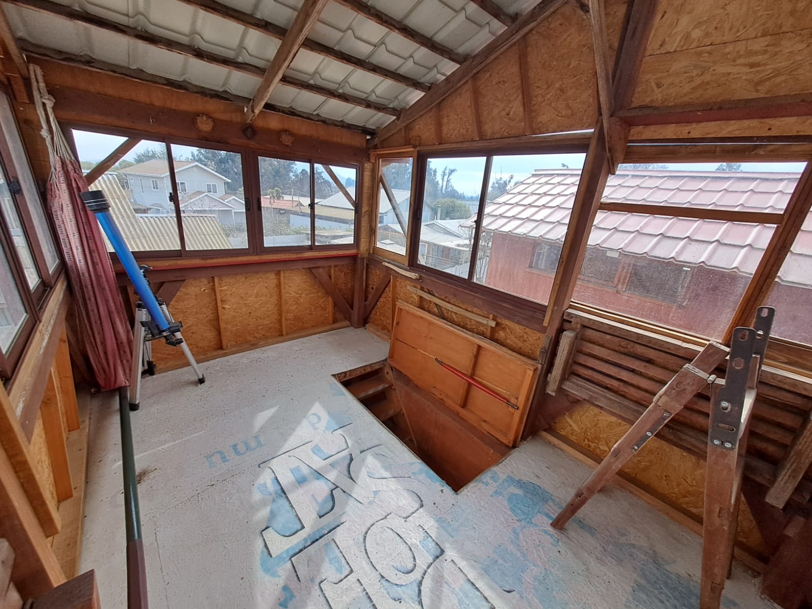 Wooden House between Vineyards and Ocean