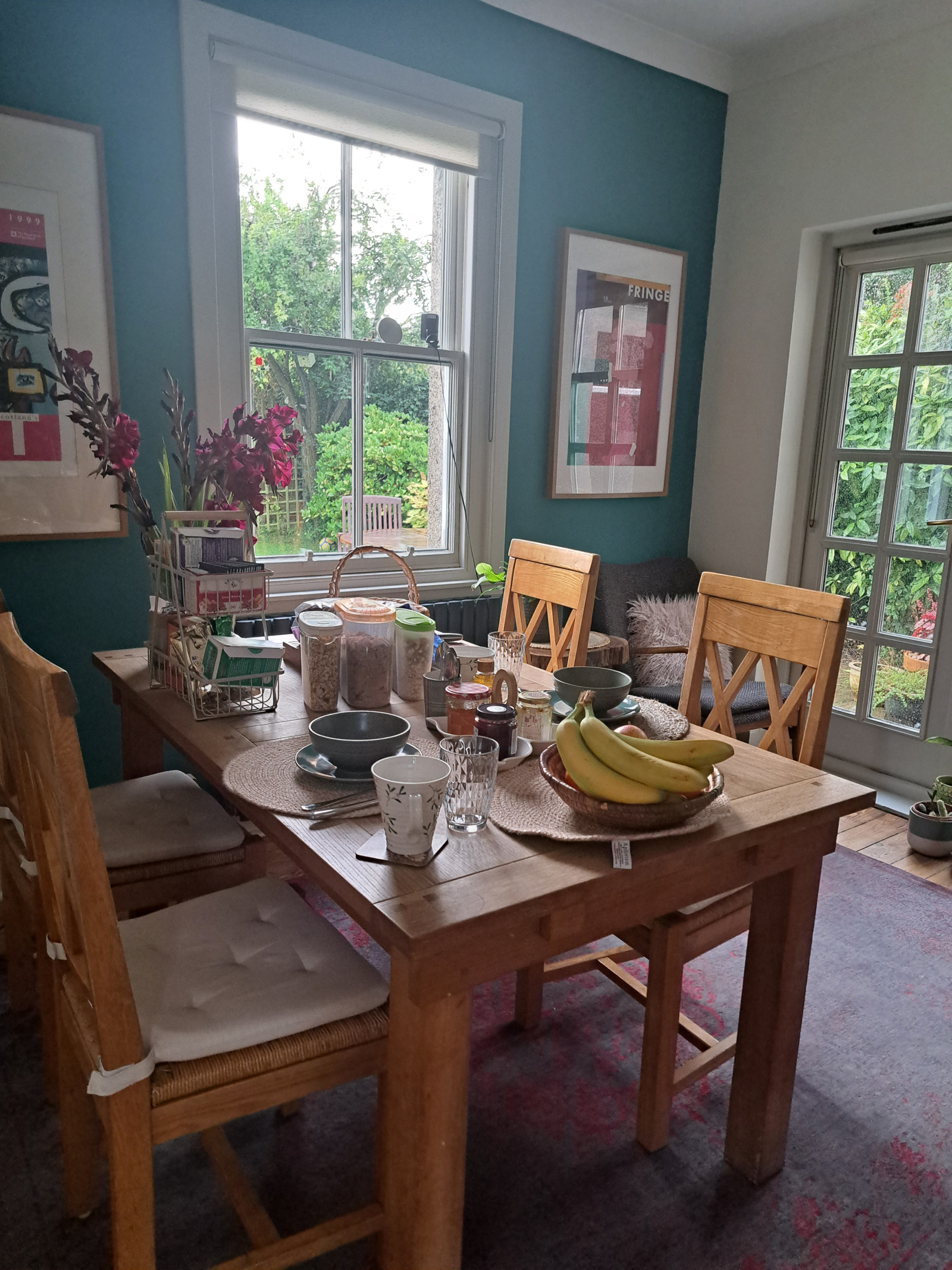 De eetkamer, keuken en familiekamer zijn allemaal samen, we brengen hier het grootste deel van onze ...