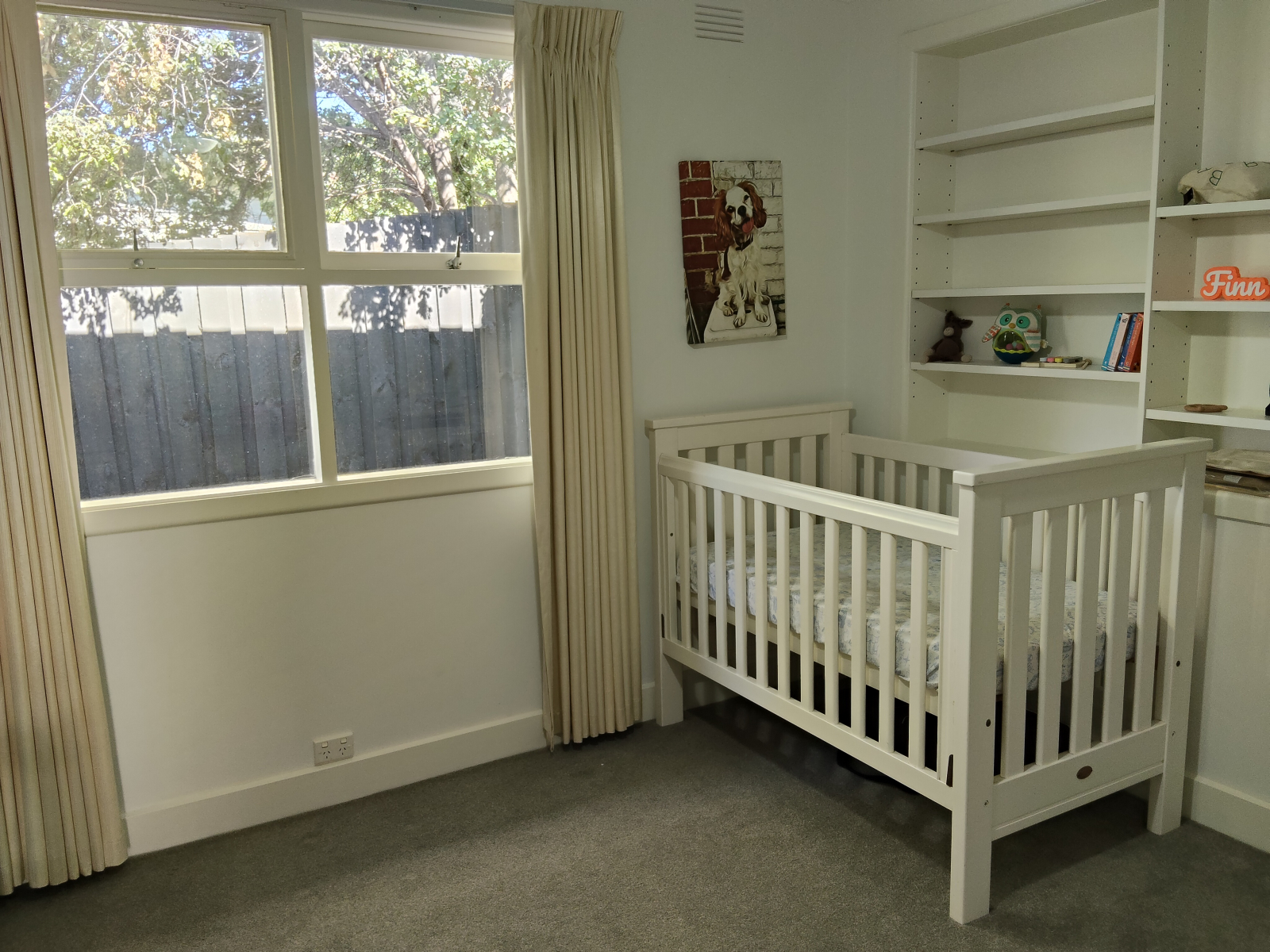 Habitación de los segundos niños con catre