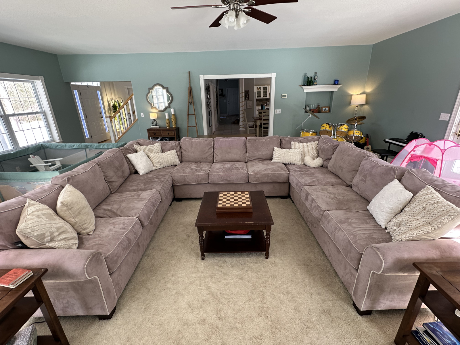 O nosso sofá confortável e espaçoso.