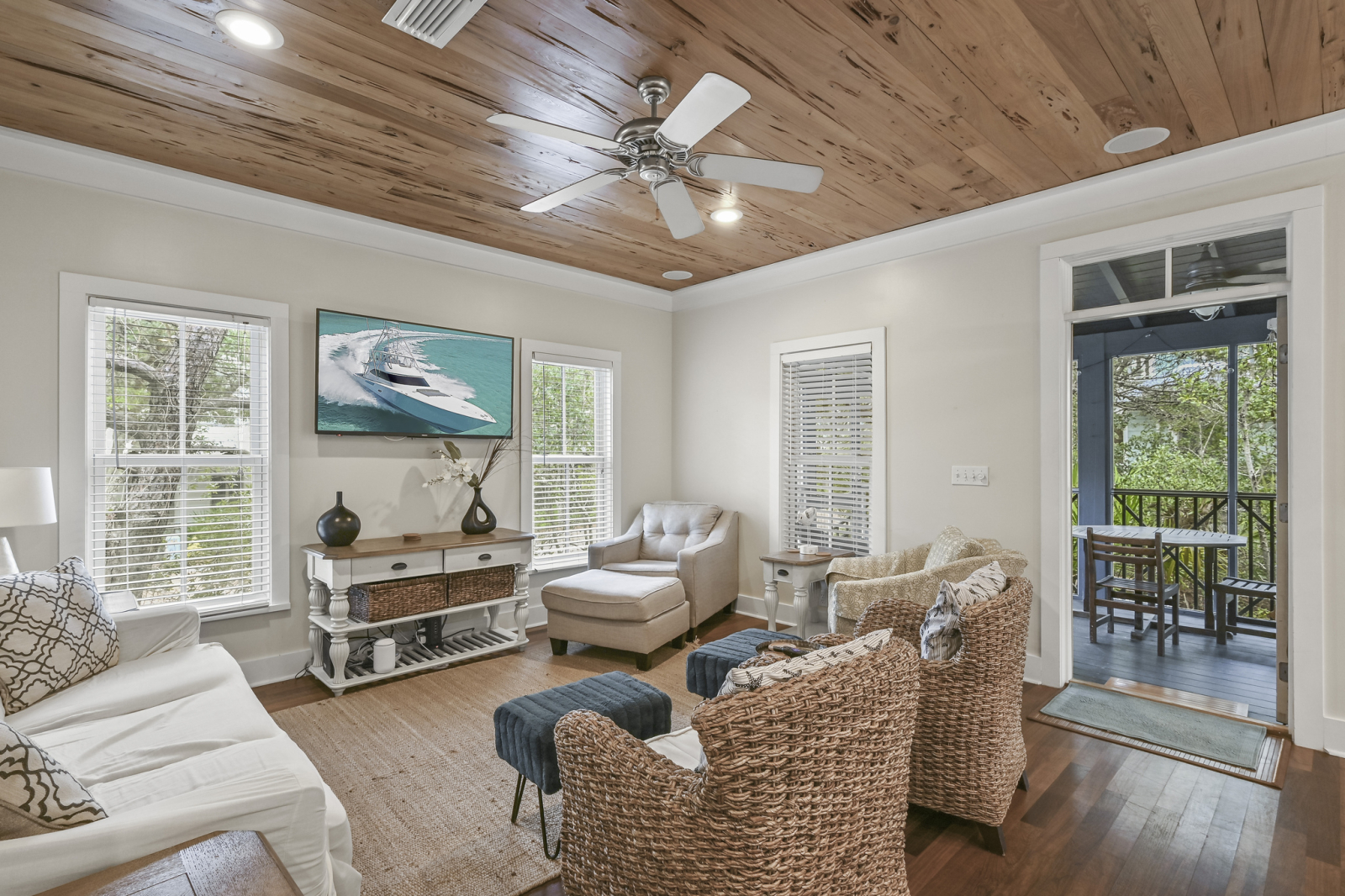 Wohnzimmer - offen zum Esszimmer und zur Küche - und Zugang zur abgeschirmten Veranda.