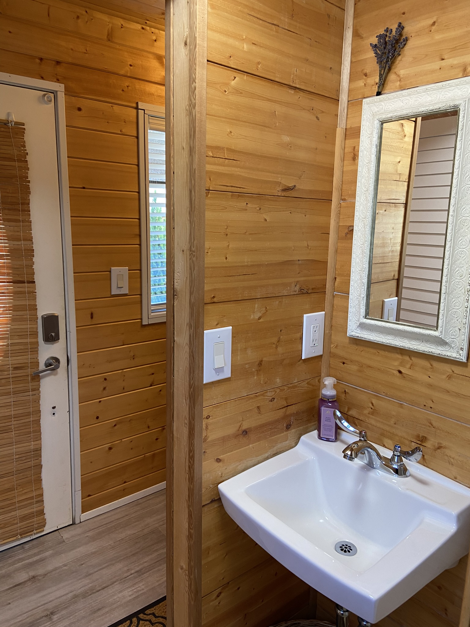Studio cabin on Vancouver Island, close to shops and beach