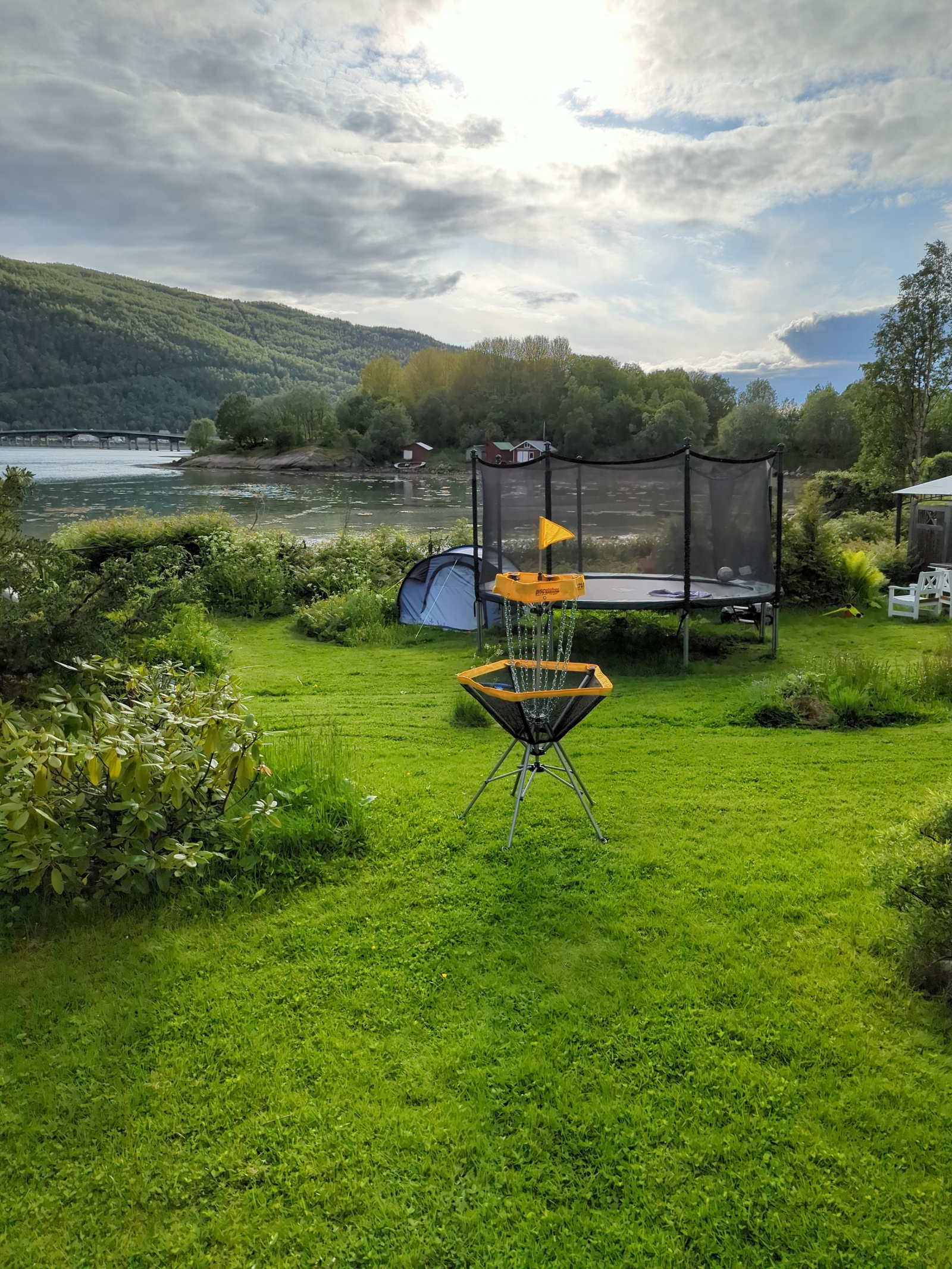 Casa de família norueguesa tranquila perto da natureza, no norte da Noruega.