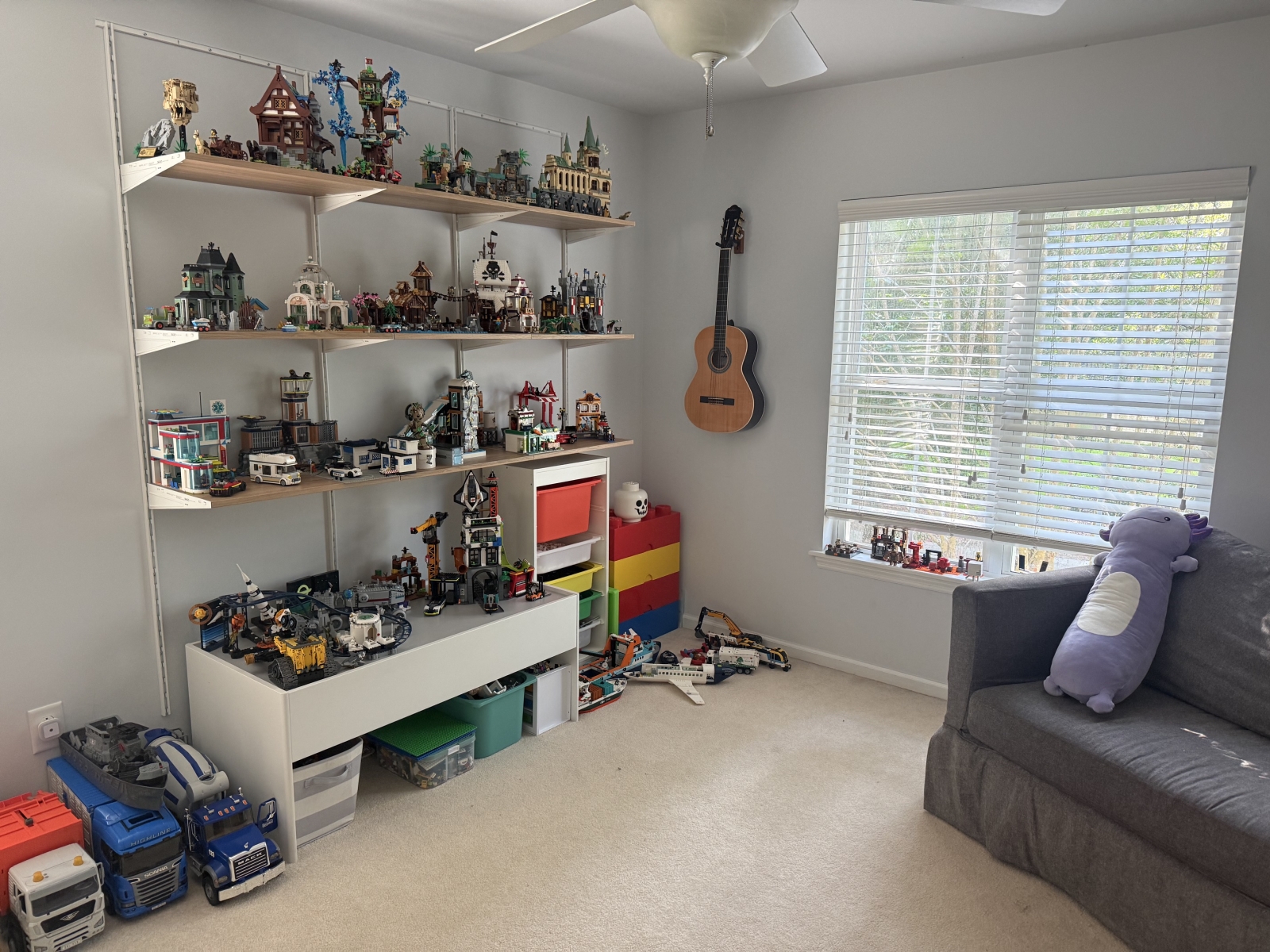 Spielzimmer mit so vielen Legosteinen!