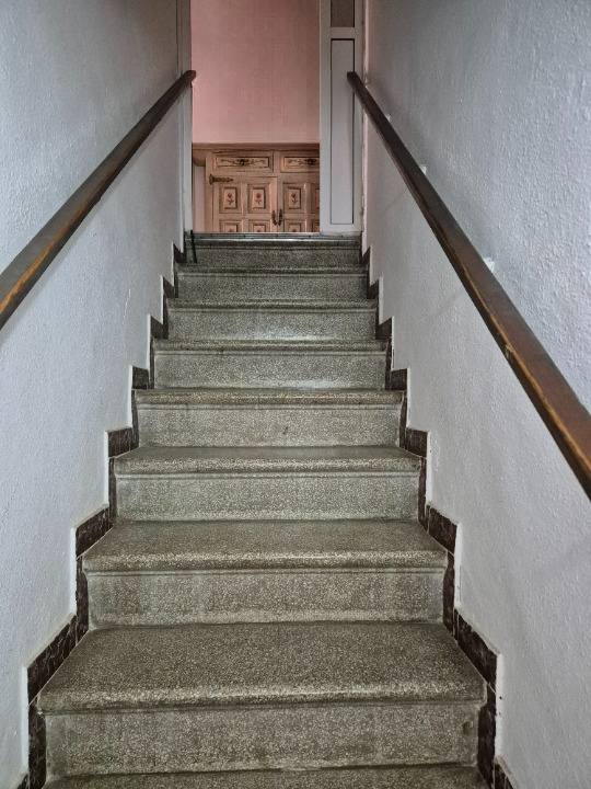 Escadas para quartos no andar de cima, banheiro e terraço