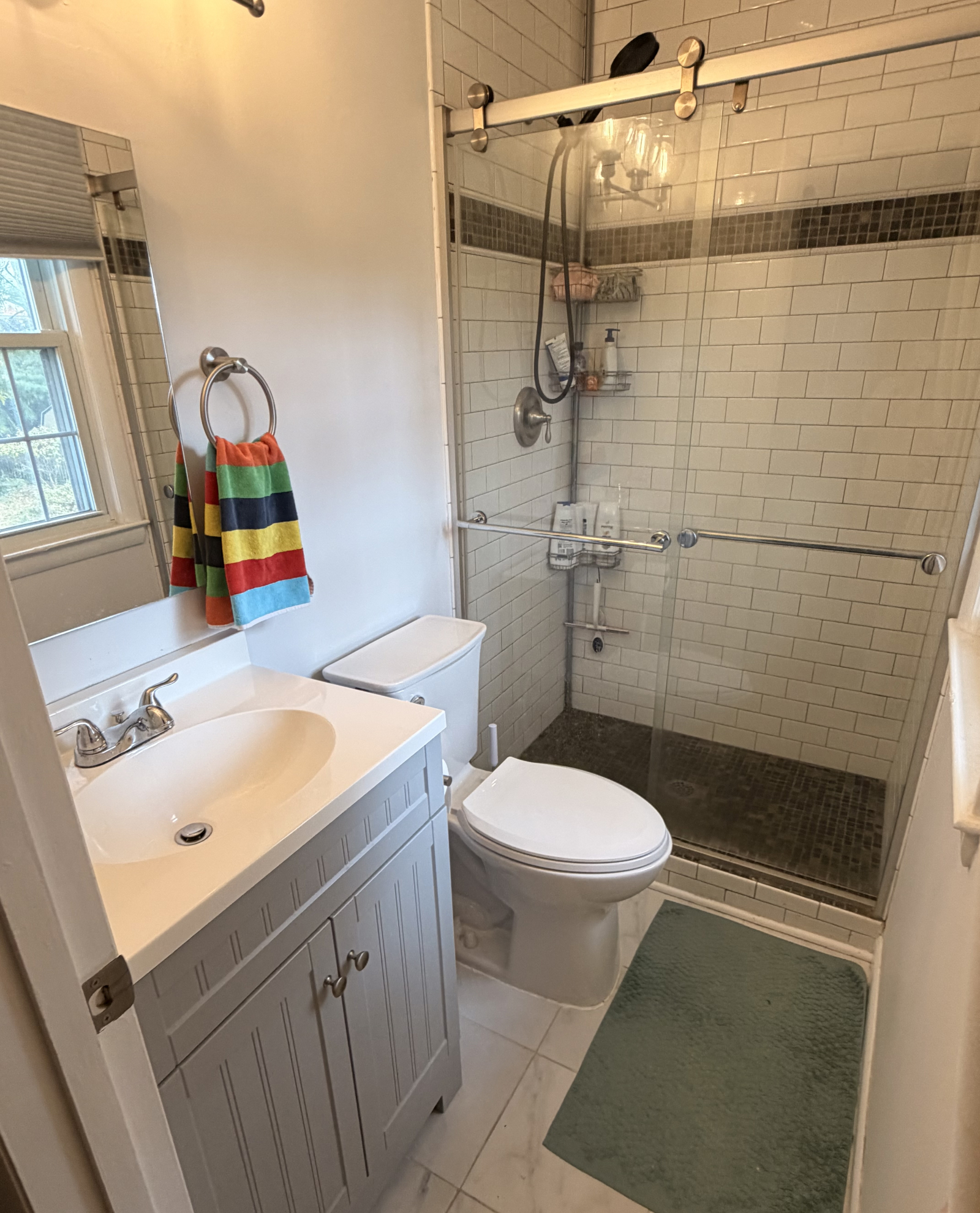 Salle de bain avec douche à l’intérieur de la chambre principale