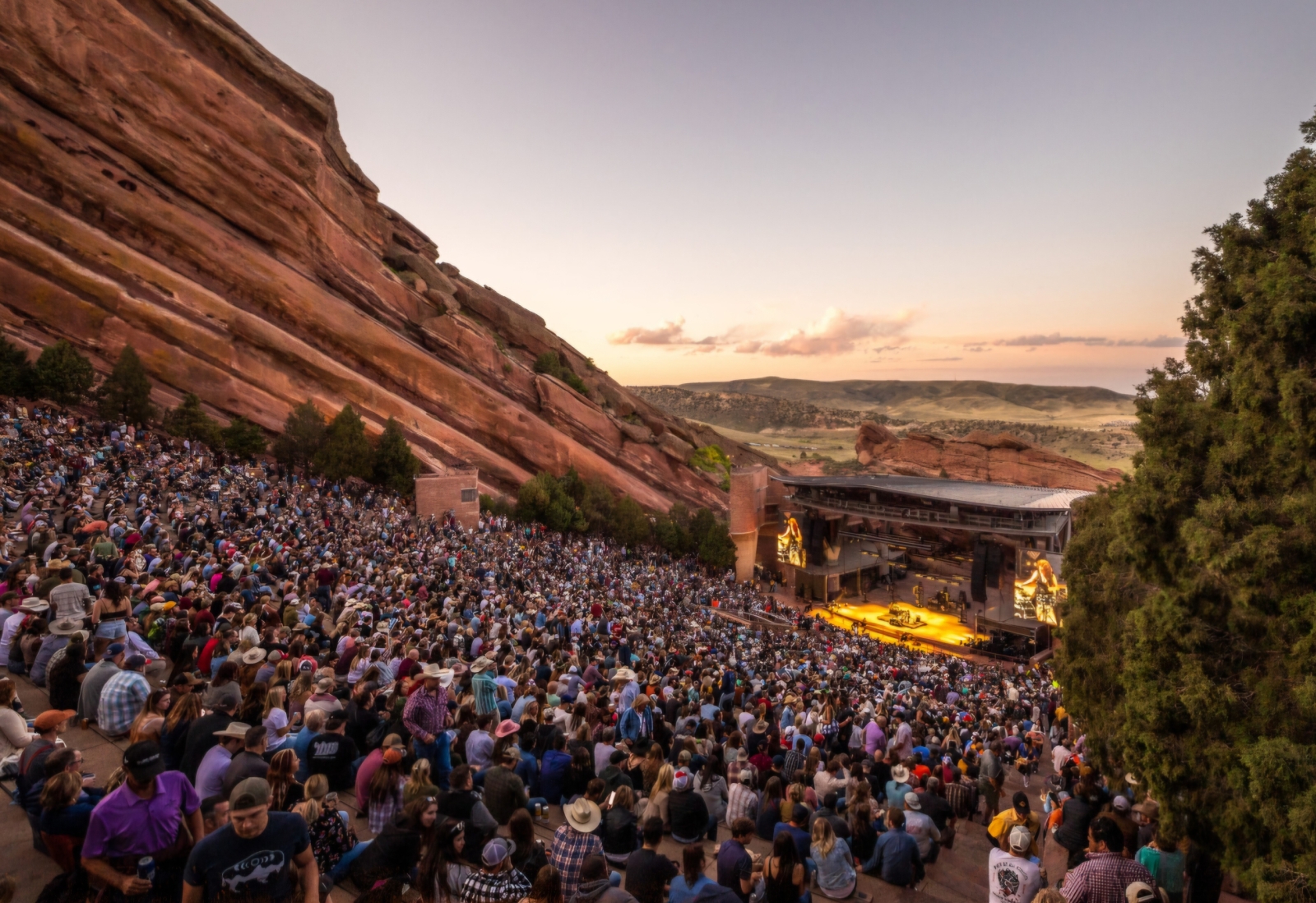 L’amphithéâtre emblématique Red Rocks pour les concerts d’été/automne et la randonnée.