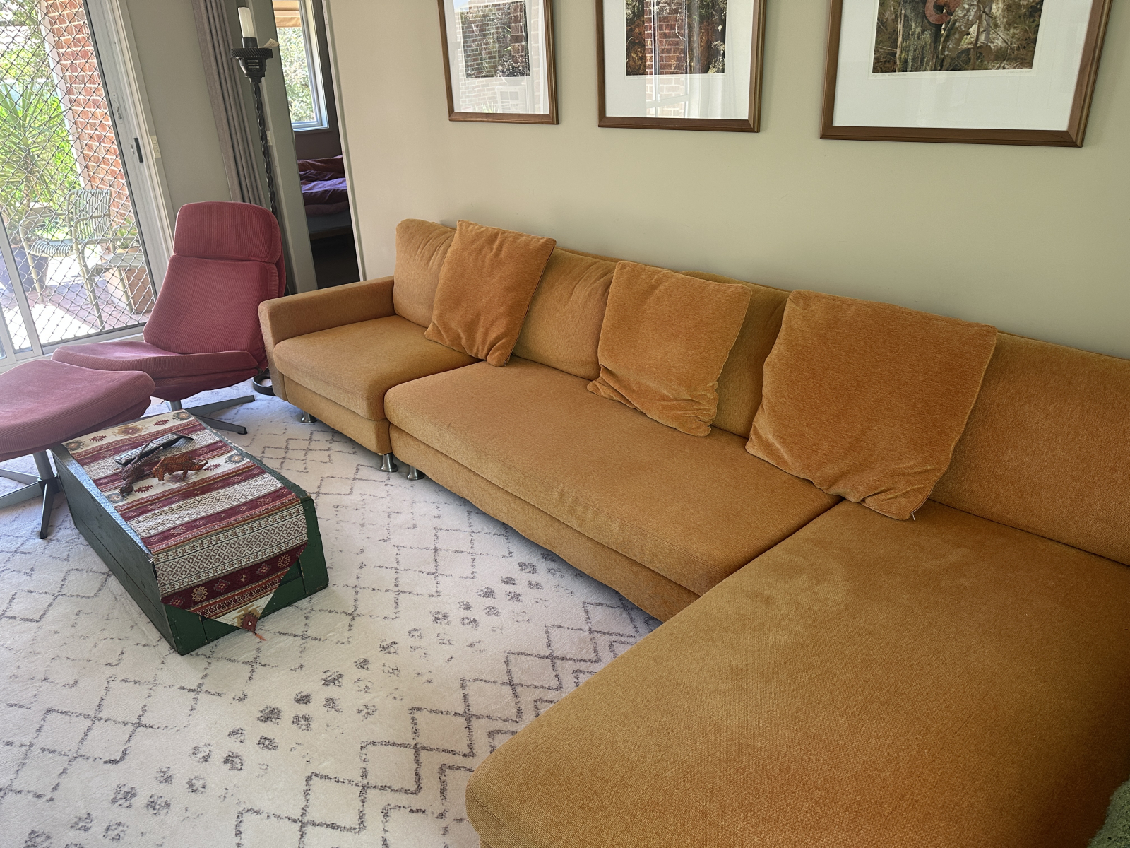 Salón 2 con televisor para Chromecast, una alfombrilla suave Mellow para que los niños jueguen.