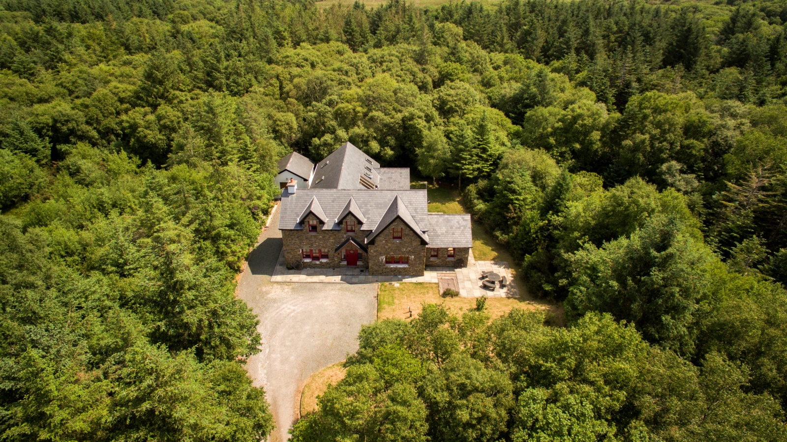 Arty Woodland Cottage met sauna aan zee
