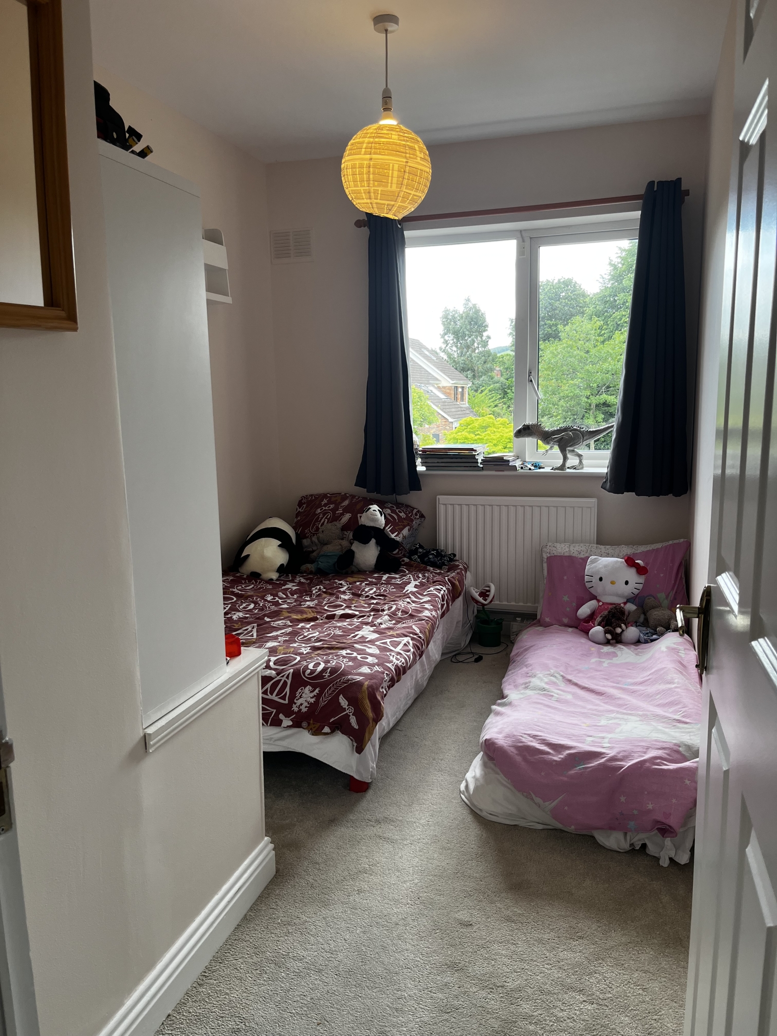 Terceiro quarto com futon (adequado para crianças/adolescentes) e cama para cadeiras infantis (adequada para crianças até cerca de 10 anos)