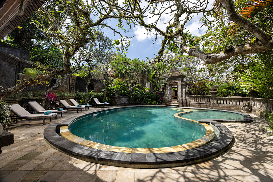 Pensión boutique en el corazón de Ubud, con jardines exuberantes, piscina, spa y acceso a todo.