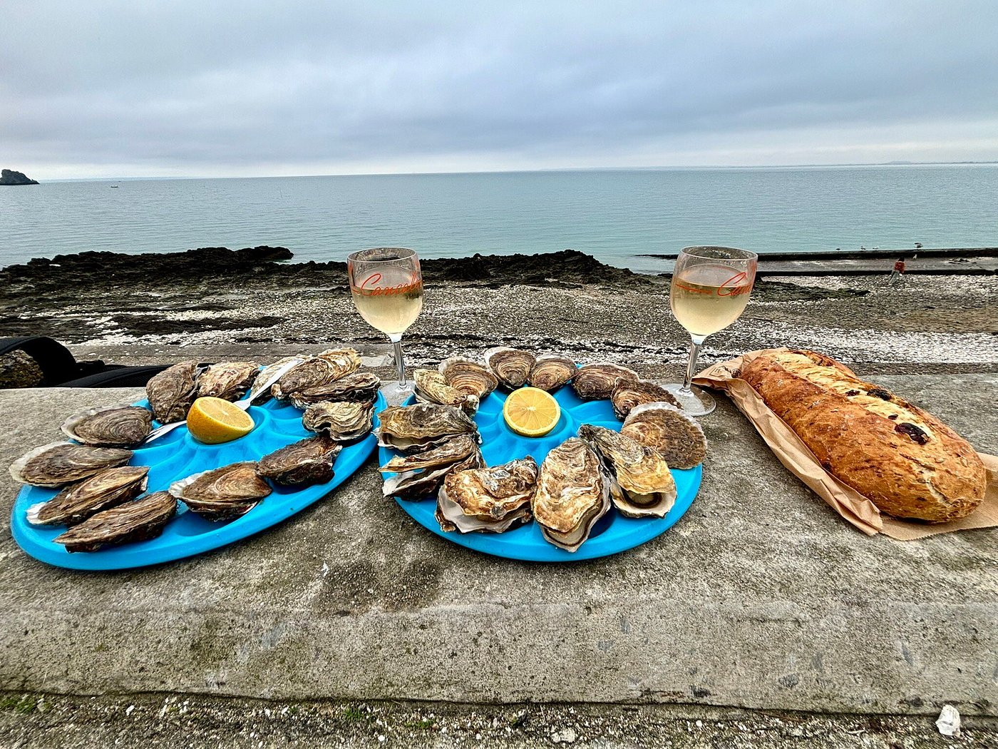 Manger ses huîtres face à la mer à Cancale