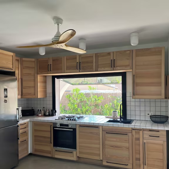 Design 3-bedroom chalet 10-min walk to the beach with studio-office by the pool