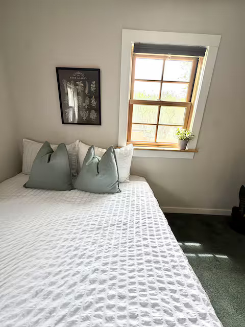 Arvada Olde town cabin feel home with hot tub and sauna.