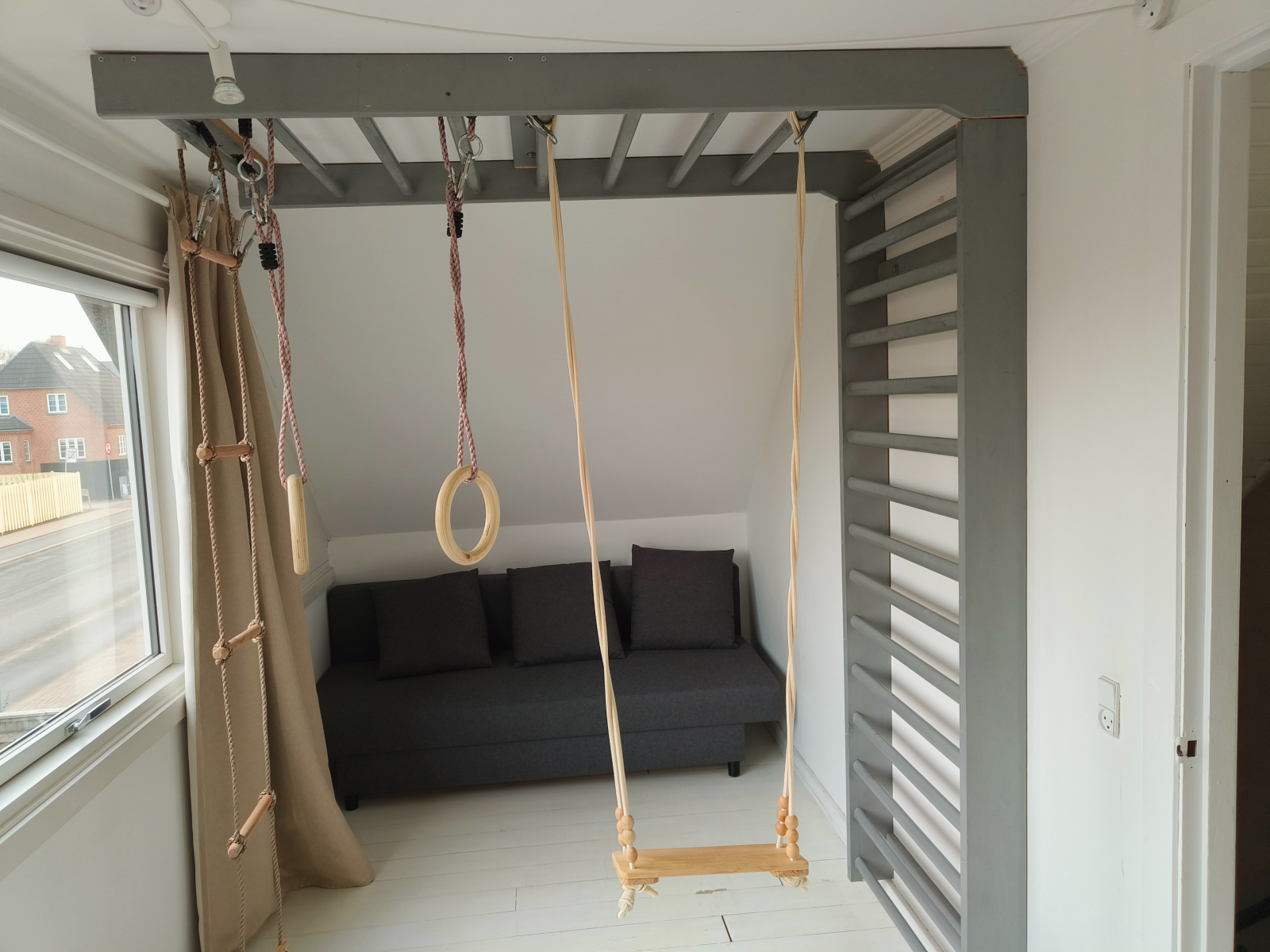 Quarto de hóspedes com parque infantil. O sofá de dormir tem 135x194