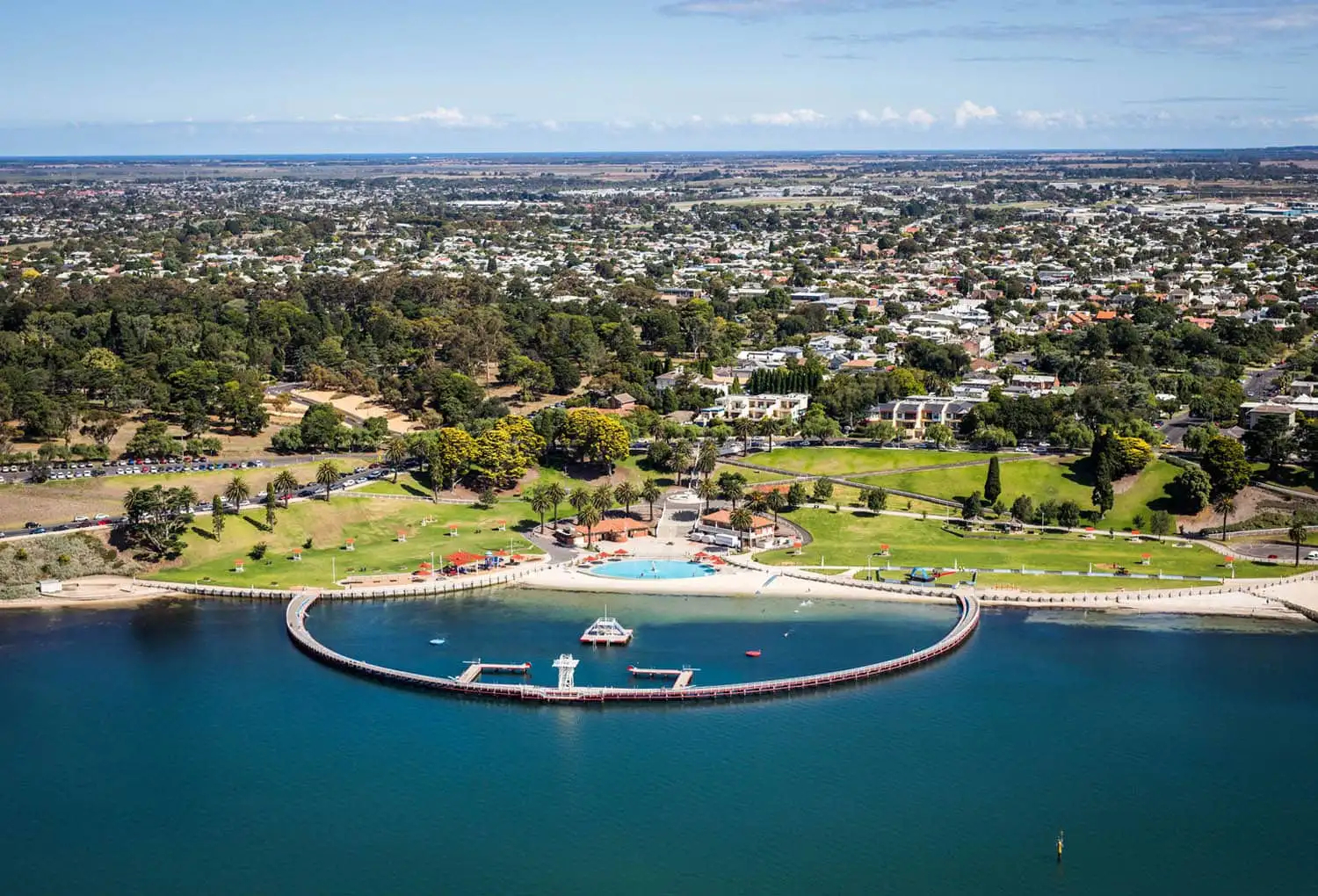 Geelong Waterfront, llamado Eastern Beach, con pista de natación, piscina infantil, parque infantil y cafeterías