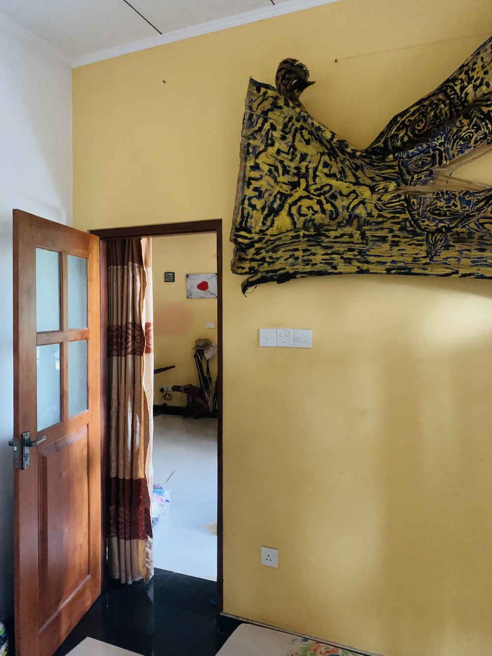 O estúdio de arte com porta para a sala de estar.