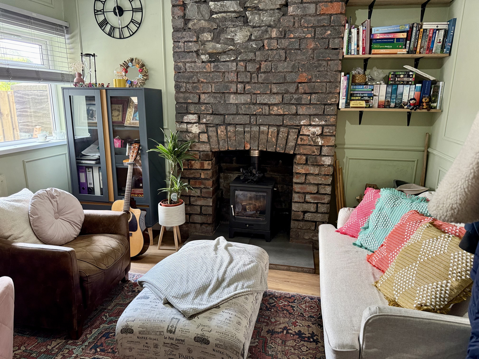 Los adultos se retiran. ¡Estufa de leña y soledad cómoda, separada del caos de la sala de juegos! ¡L ...