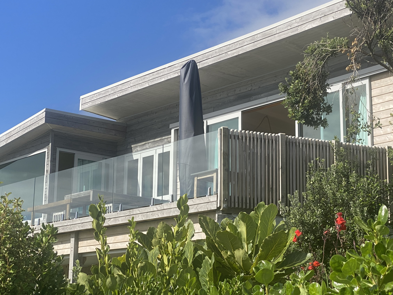 Well equipped holiday home with amazing privacy and seaviews.