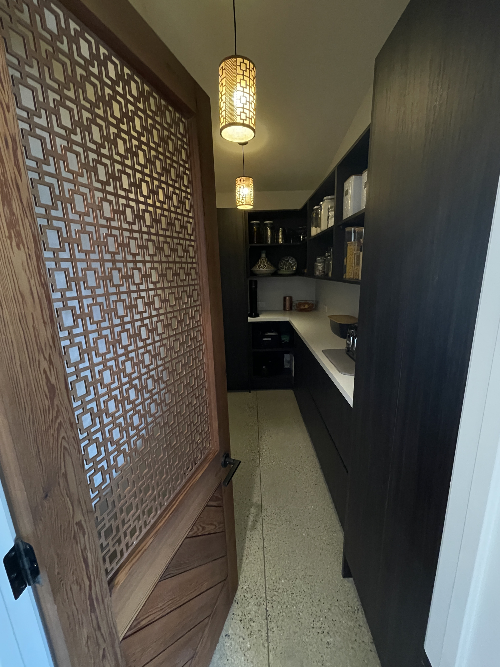 Geborgene begehbare Speisekammertür mit maßgeschneidertem Einsatz. Hinweis: Die Gäste werden gebeten ...