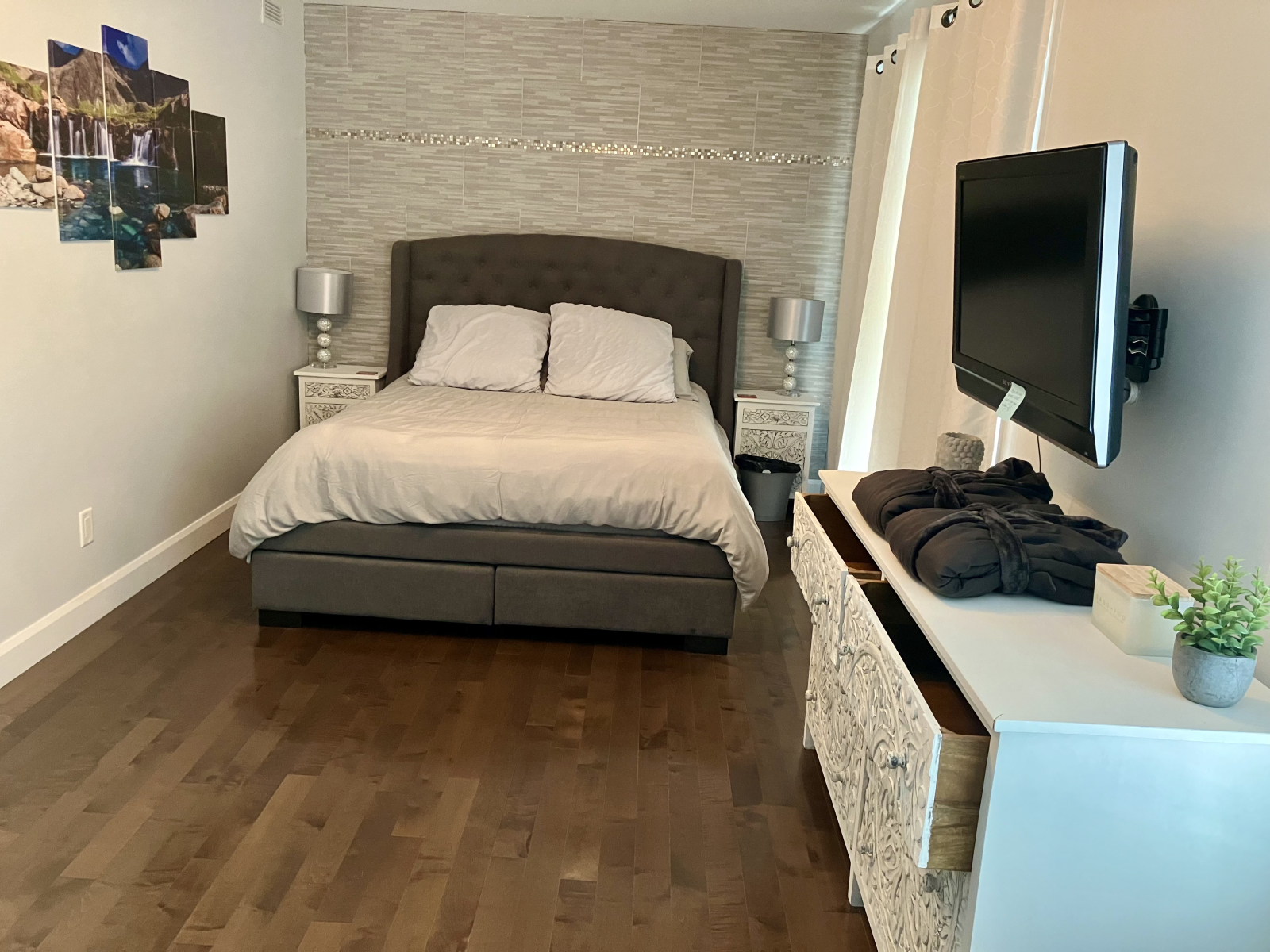 Master bedroom with queen bed