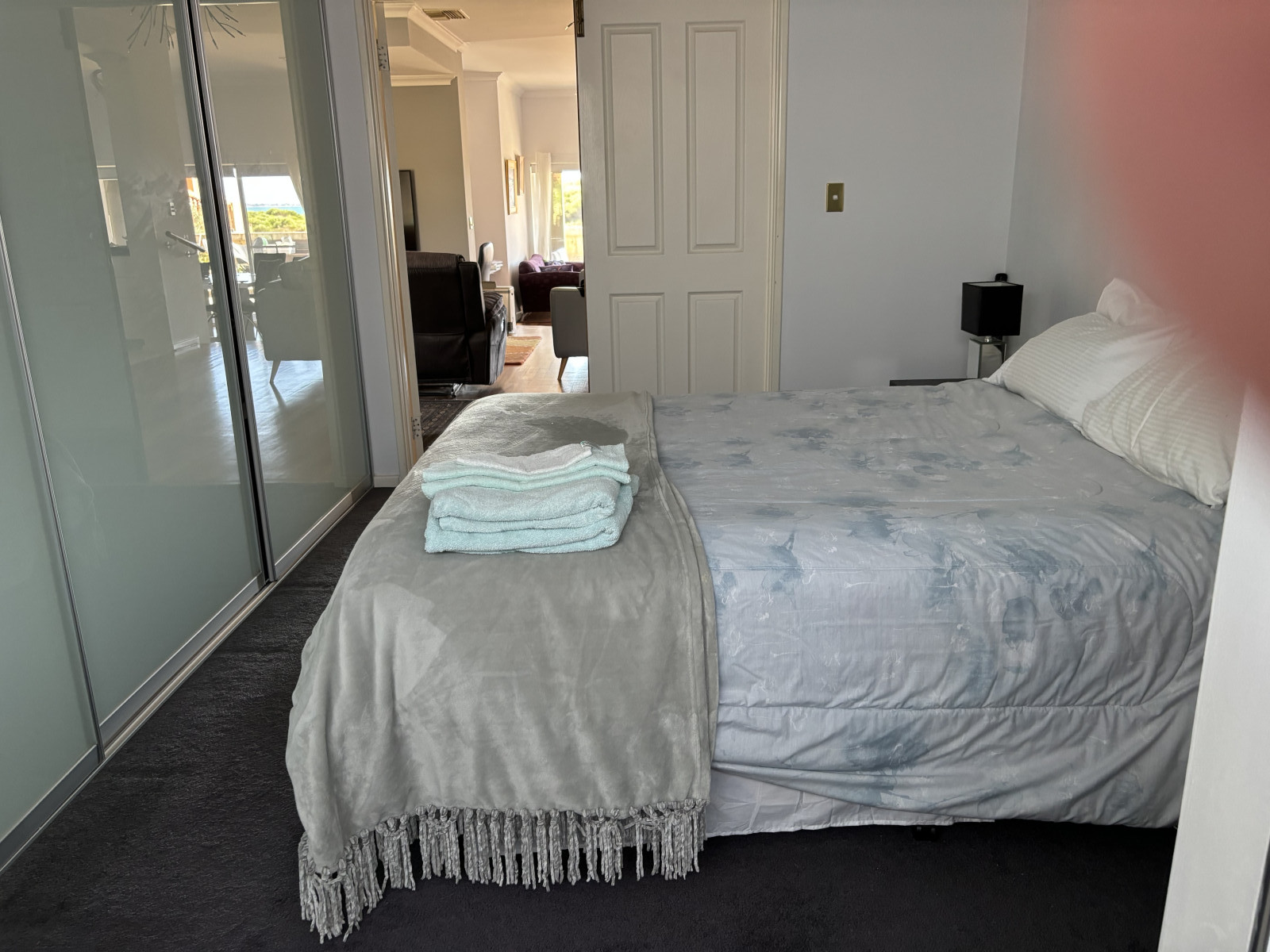 Viertes Schlafzimmer. Queen Bed, unten.  Ensuite mit leicht zugänglicher begehbarer Dusche