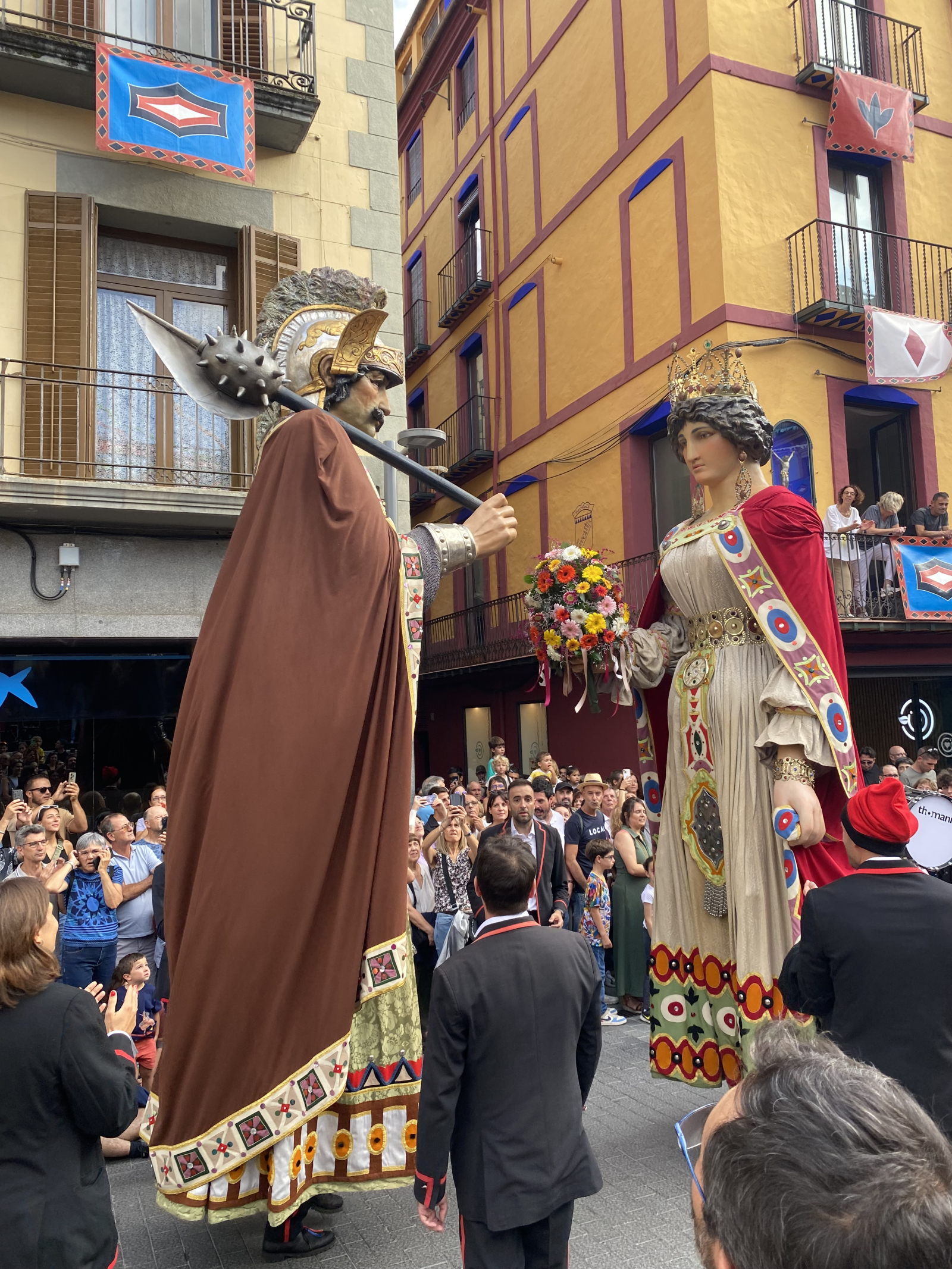 Cataluña, a medio camino del volcán, con una vista preciosa de Olot y sus colinas circundantes.
