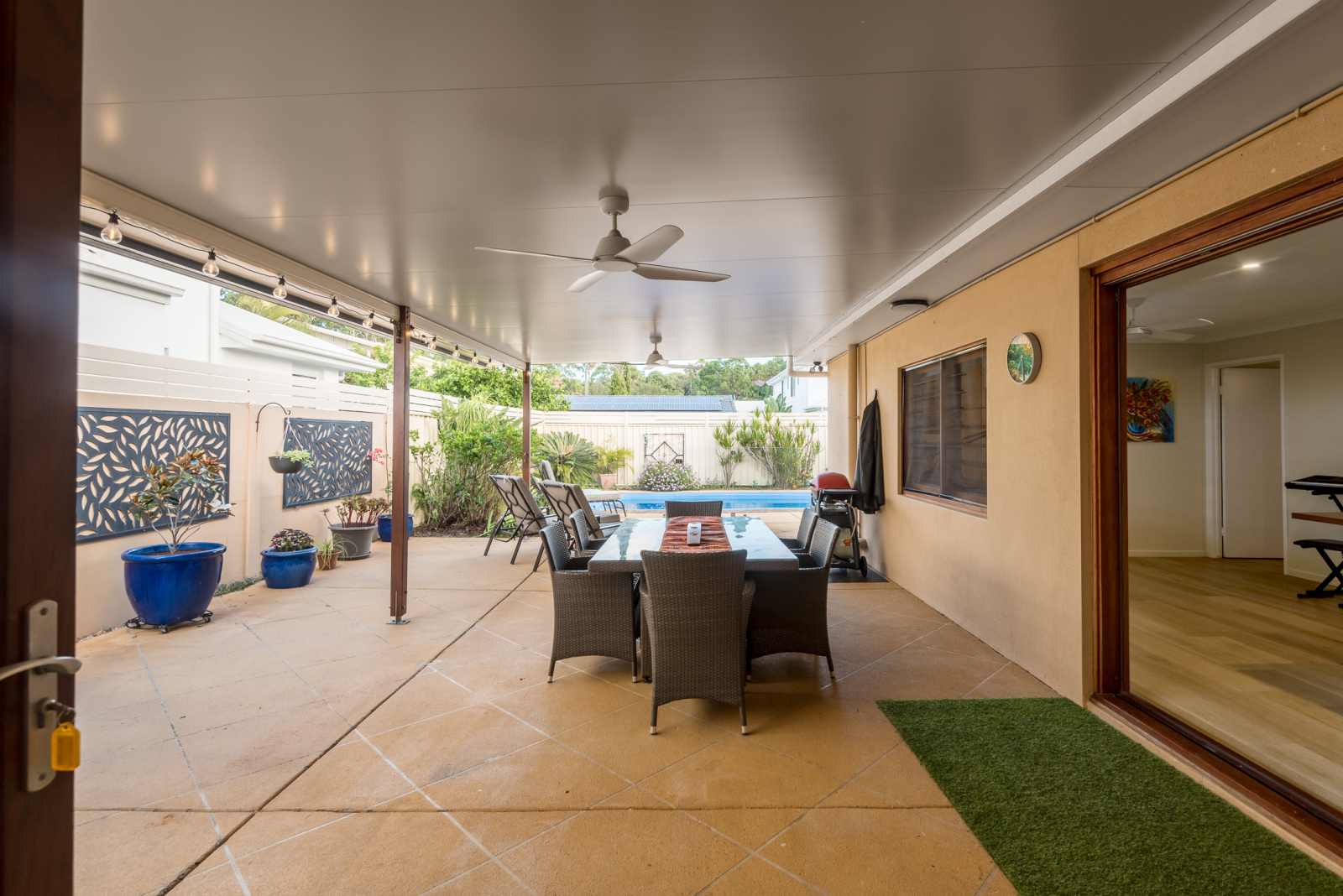 Patio extérieur couvert accessible depuis le salon et la cuisine - vie intérieure-extérieure parfait ...