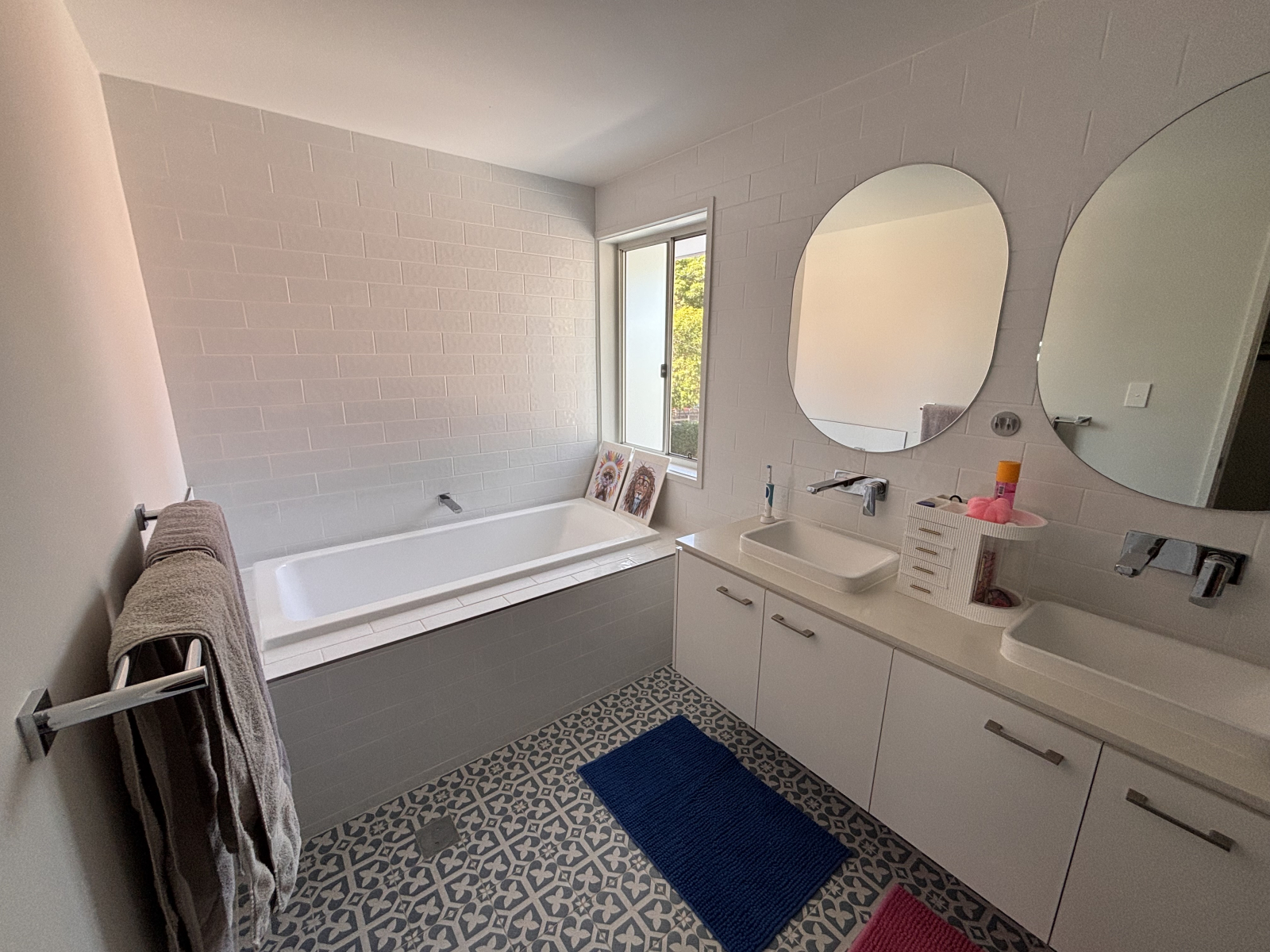 Casa de família em Brisbane com apartamento para vovó, piscina, spa, acesso lateral, boas escolas, subúrbio seguro