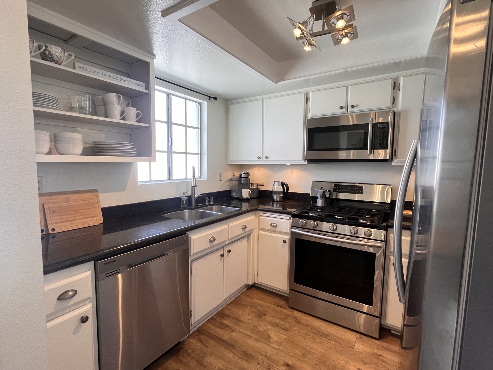 Gated 2bed/2ba Condo, Easy Access to Fwy & Metro Train
