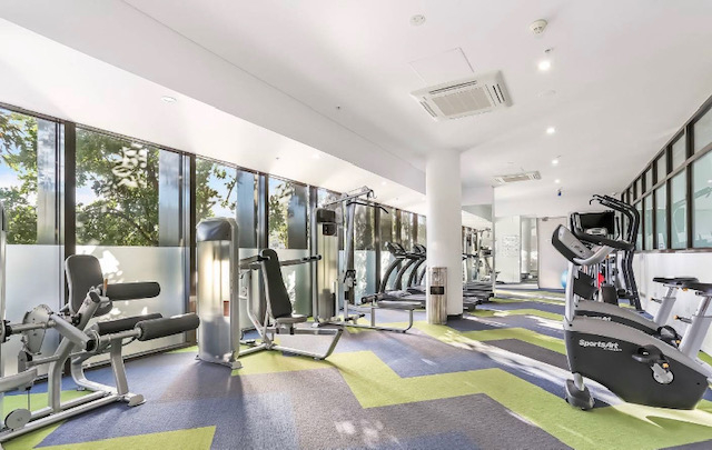 Der Fitnessraum wird mit den Bewohnern des Gebäudes geteilt.