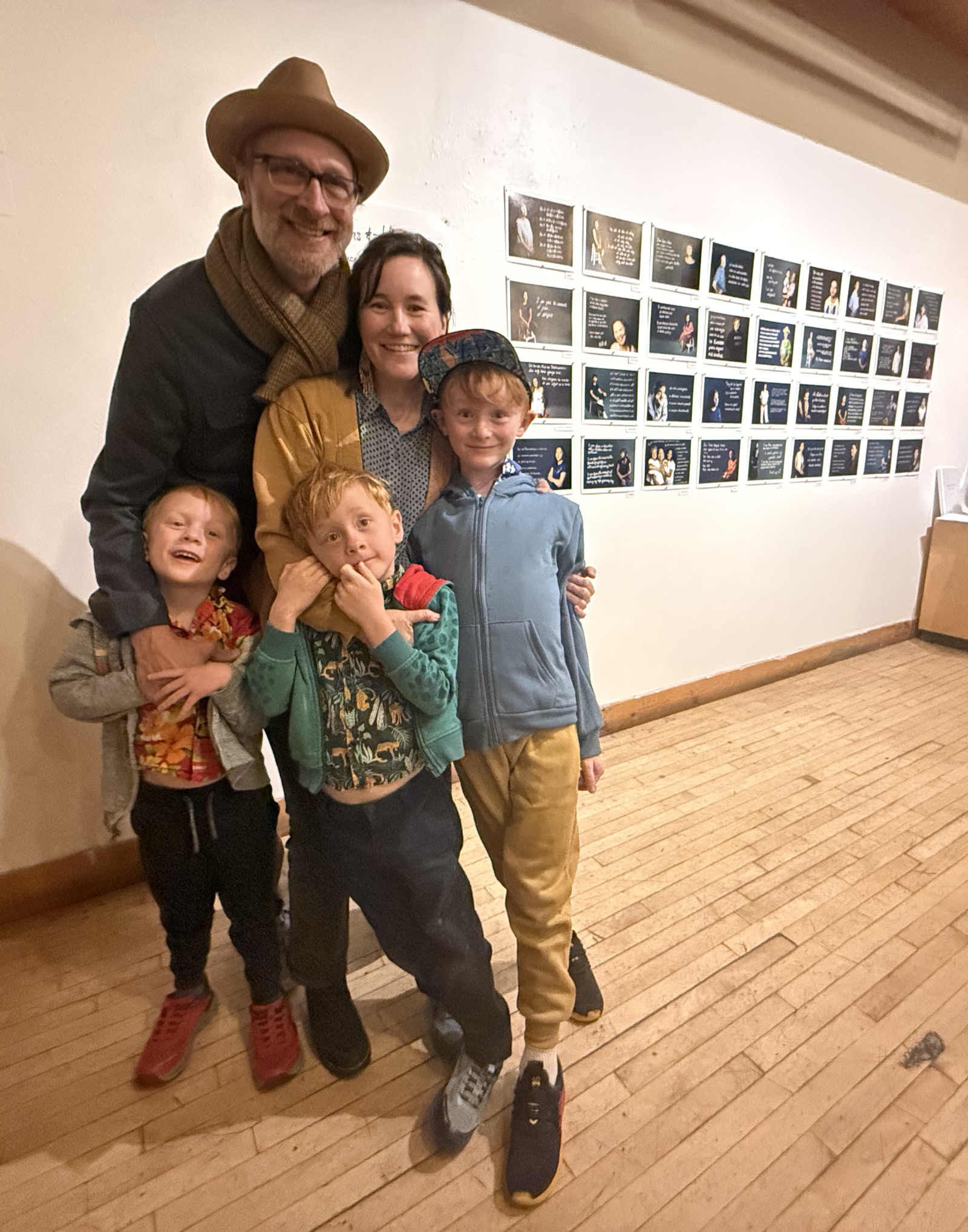 Nossa foto mais recente (fevereiro de 2026) na minha exposição atual. Os gêmeos agora têm 5 anos e m ...