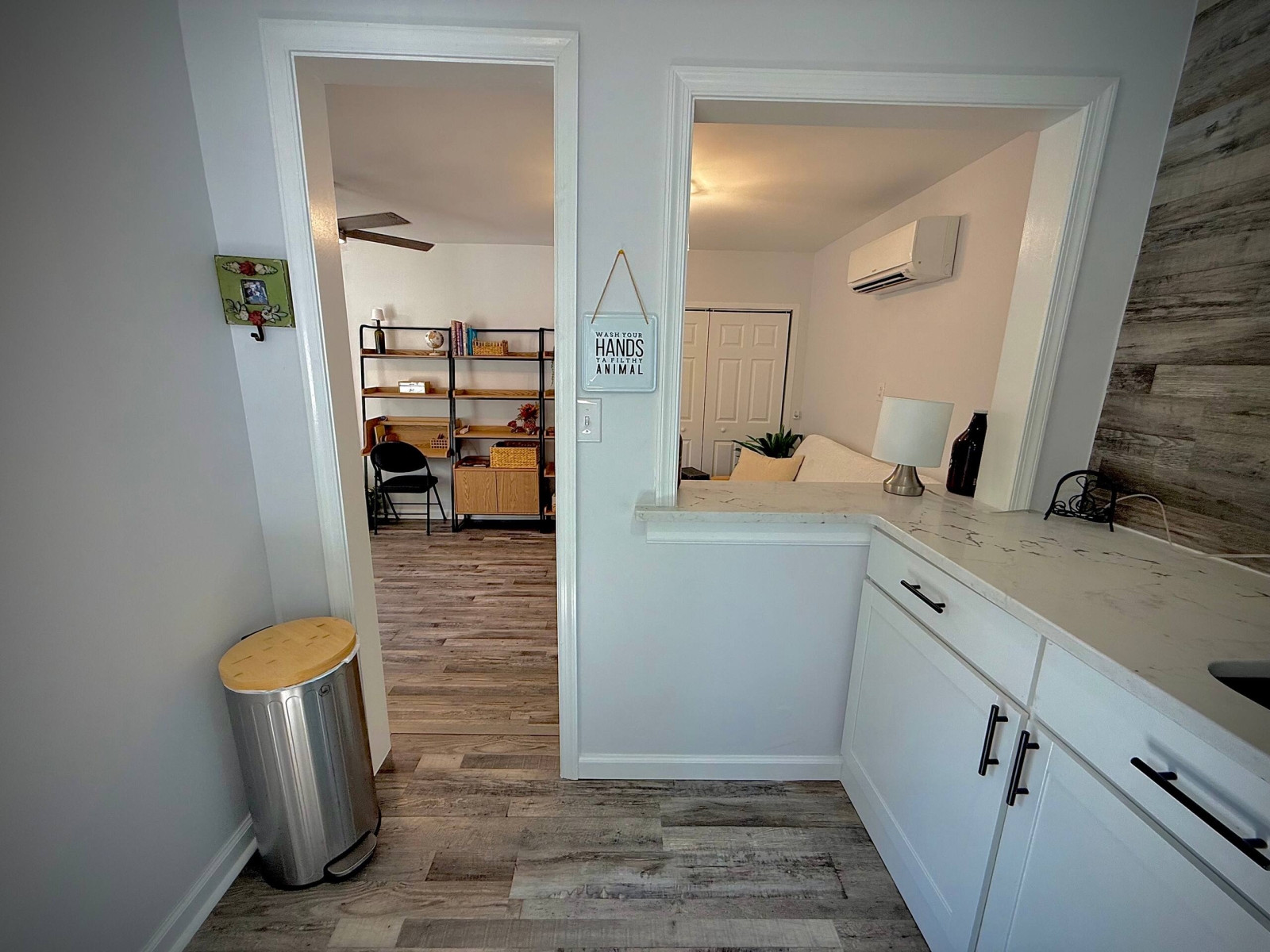 O pequeno apartamento atrás da casa.