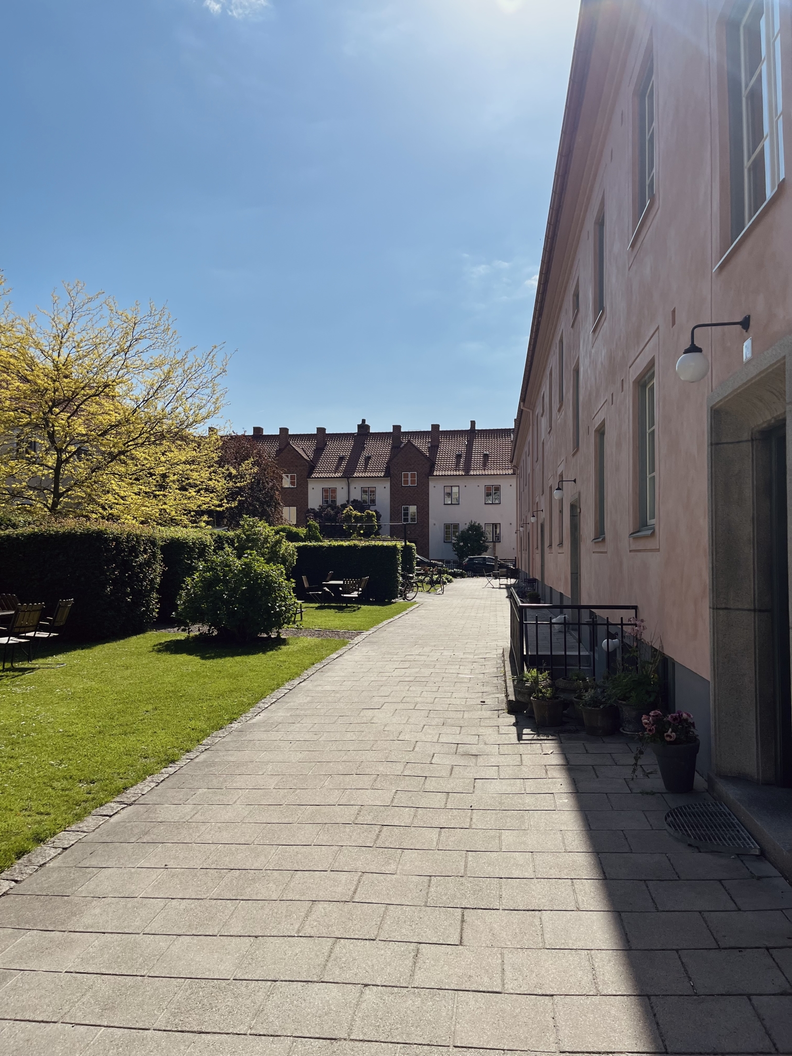 Im Innenhof, wo wir oft abhängen. Im Sommer gibt es viele Kinder, Spielzeug, Fahrräder, freundliche Nachbarn sowie mehrere Sitz- und Grillmöglichkeiten, die Sie jederzeit genießen können.