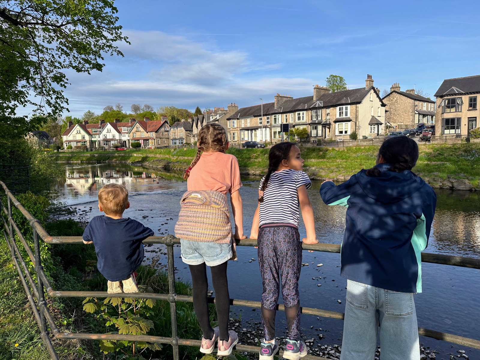 Nossos 4 filhos em uma caminhada noturna pelo rio.