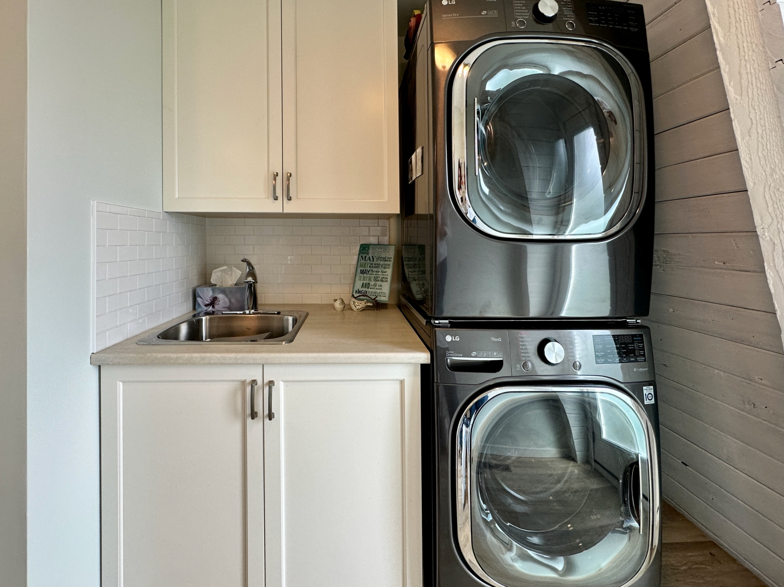 Lavatrice e asciugatrice impilabili a grandezza naturale e lavandino per la biancheria.