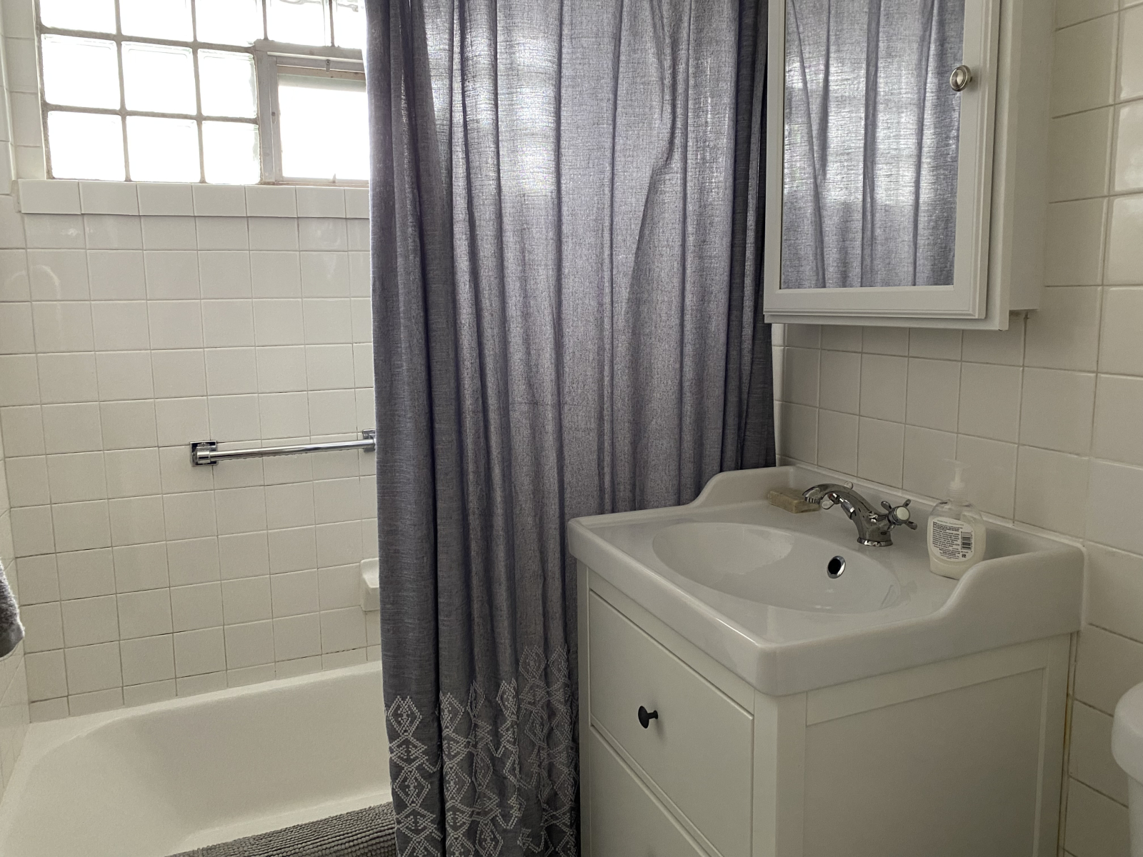 Salle de bain avec douche/baignoire.