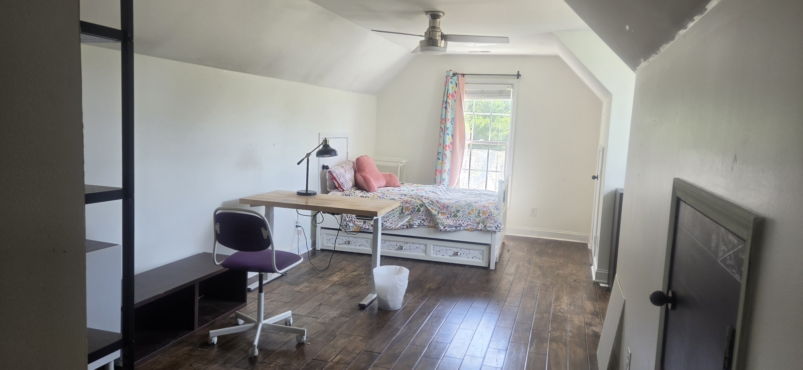 Slaapkamer 2 - een oversized kamer met een volledig bed en er kan nog een volledig bed worden toegevoegd