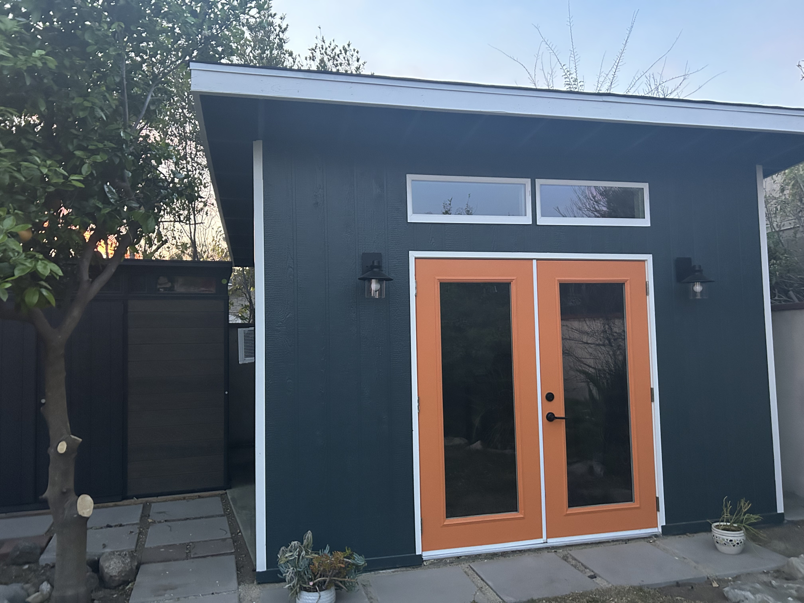 A perfect LA cottage with private outdoor space and super fast Internet