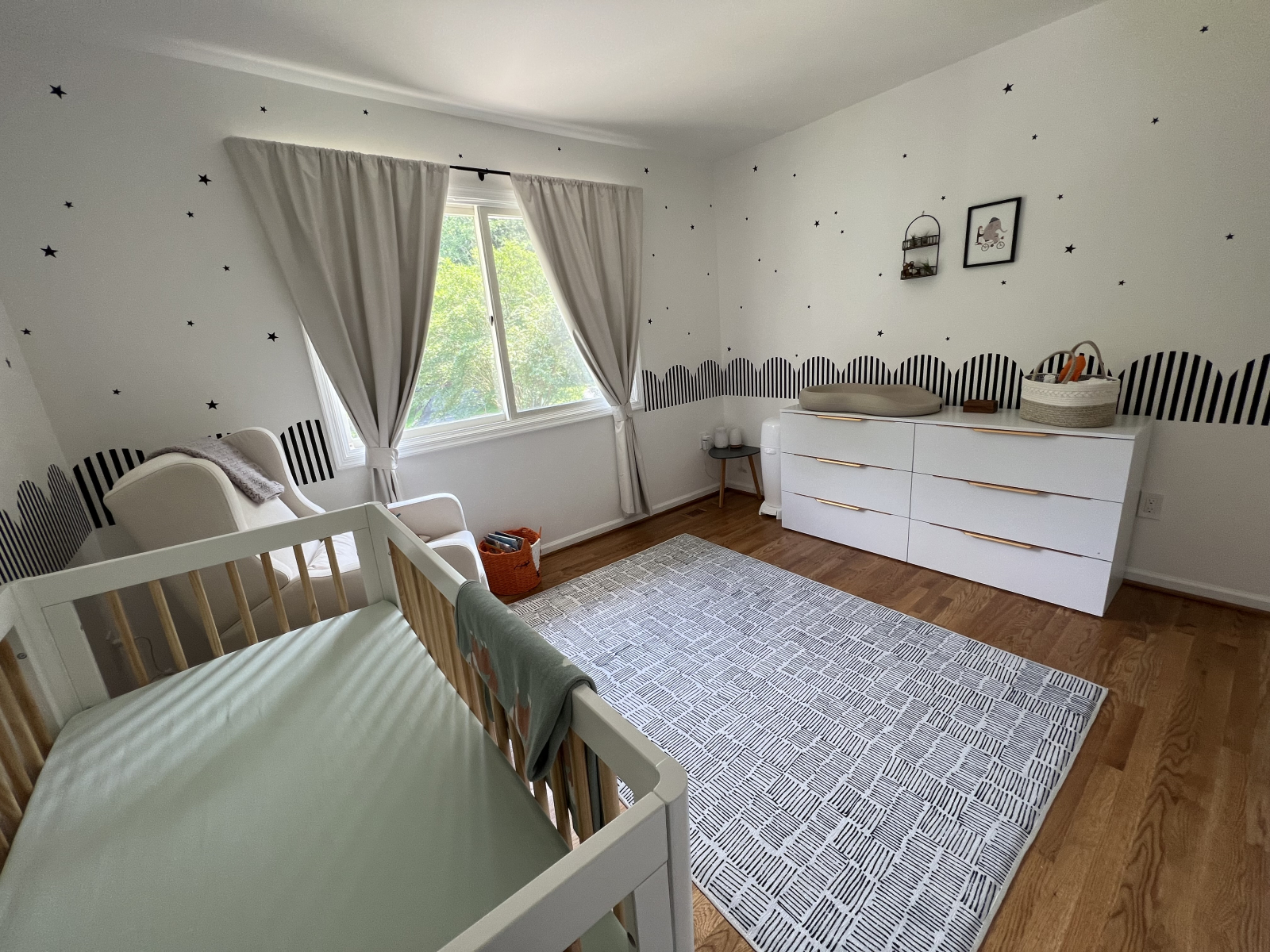 Chambre d’enfant avec un berceau qui peut être converti en lit d’enfant