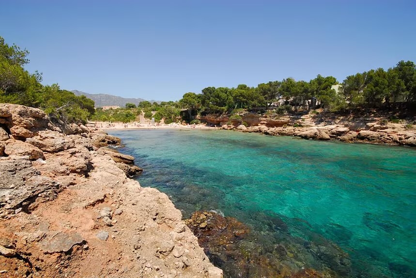 Design 3-bedroom chalet 10-min walk to the beach with studio-office by the pool