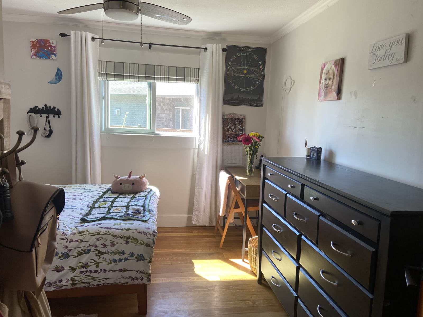 Kids bedroom with queen bed