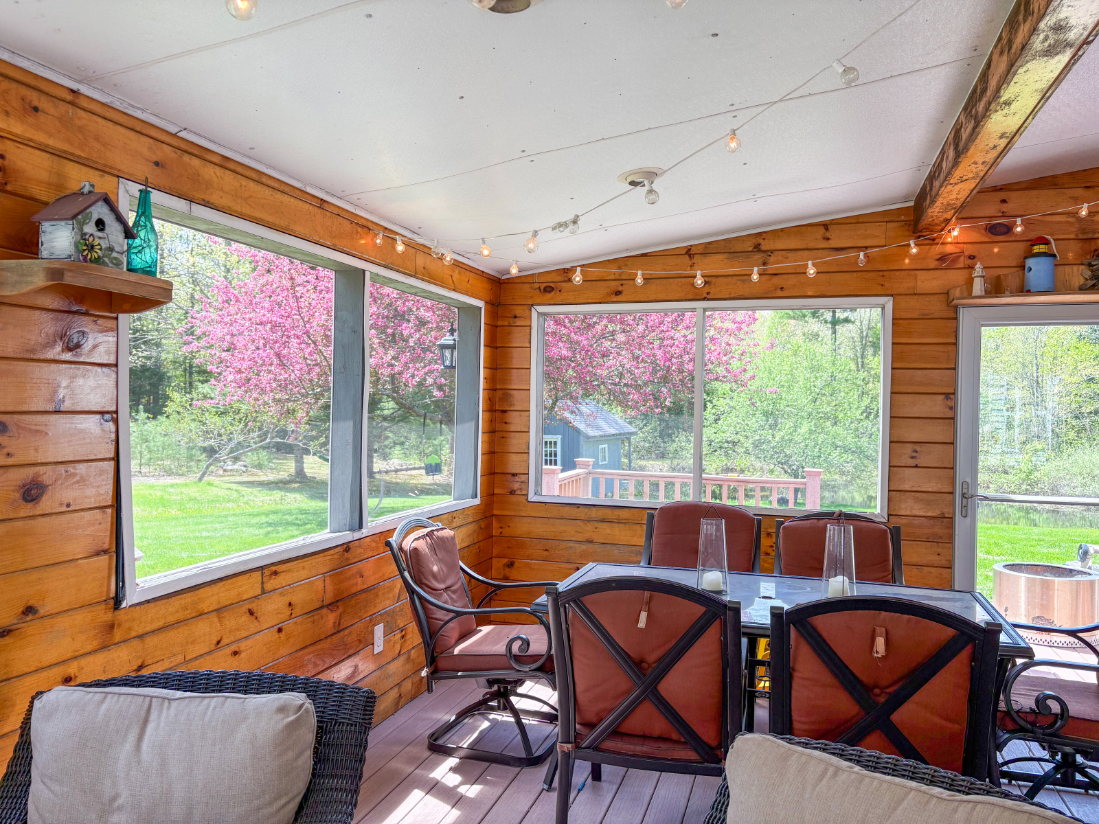 Nossa varanda com tela é nosso quarto favorito - uma verdadeira extensão de 3 estações de nossa casa ...